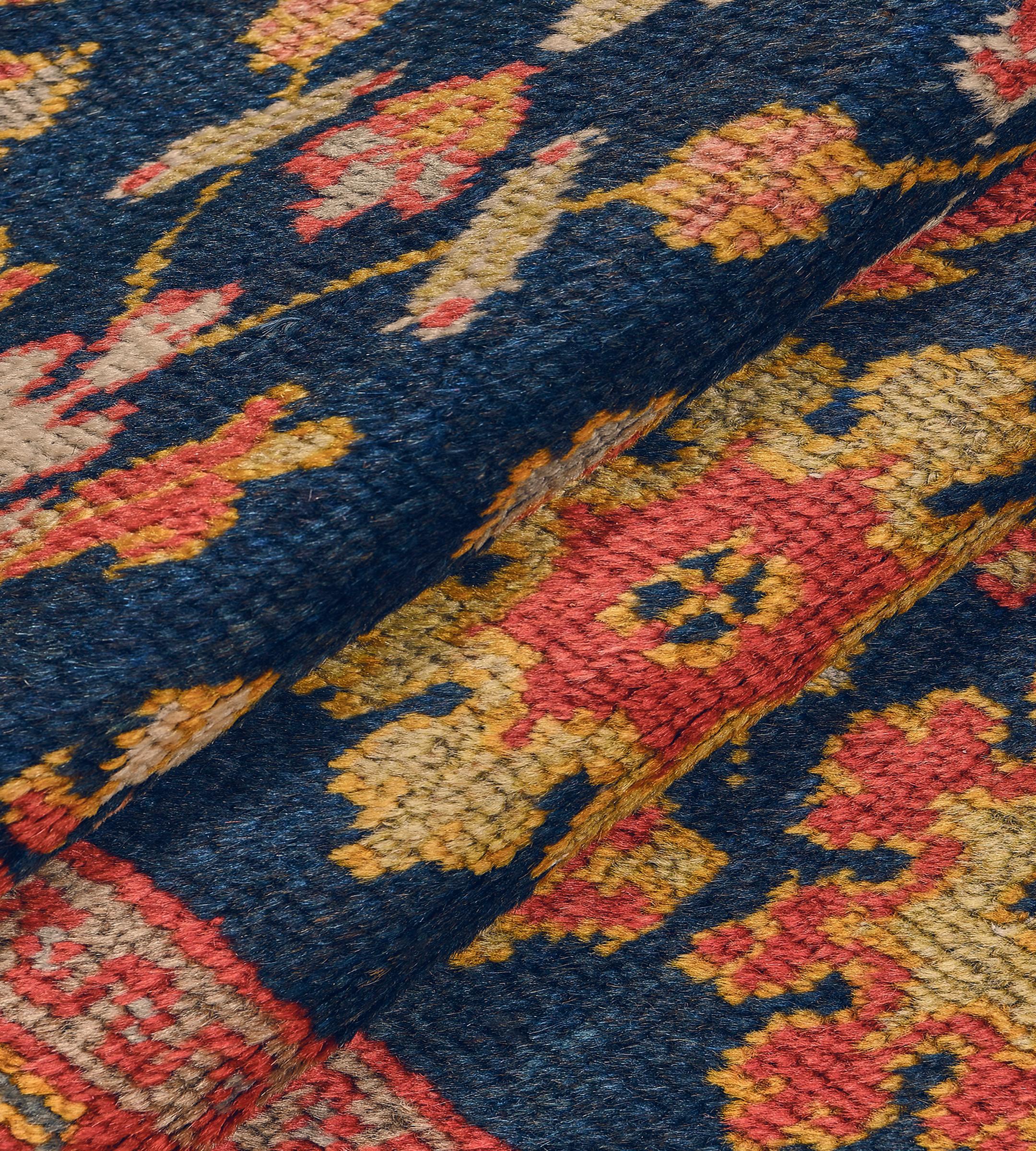 Authentique chemin de table Ziegler en Perse à motifs floraux bleu marine et rouge tomate en vente 2