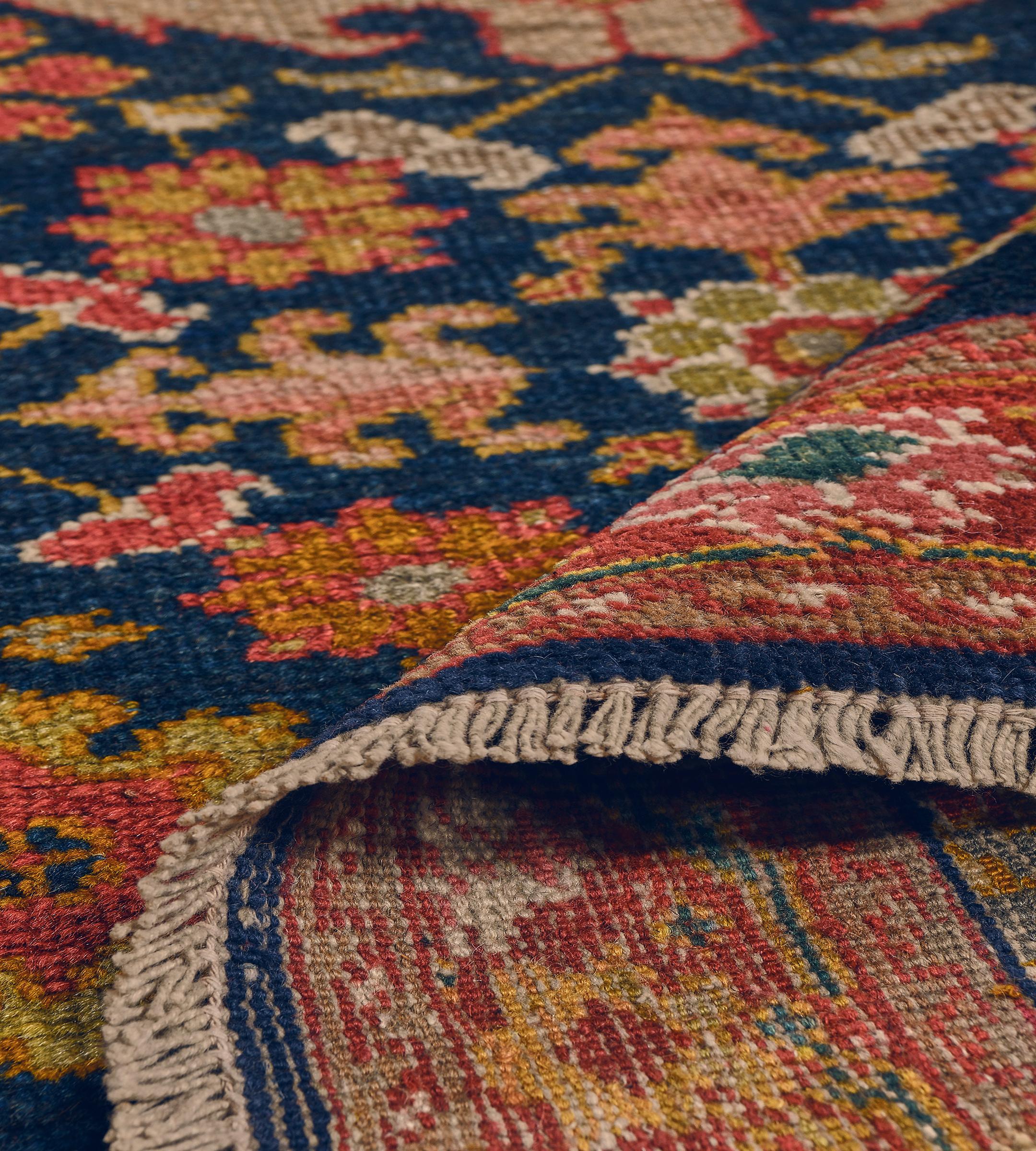 Authentique chemin de table Ziegler en Perse à motifs floraux bleu marine et rouge tomate en vente 3