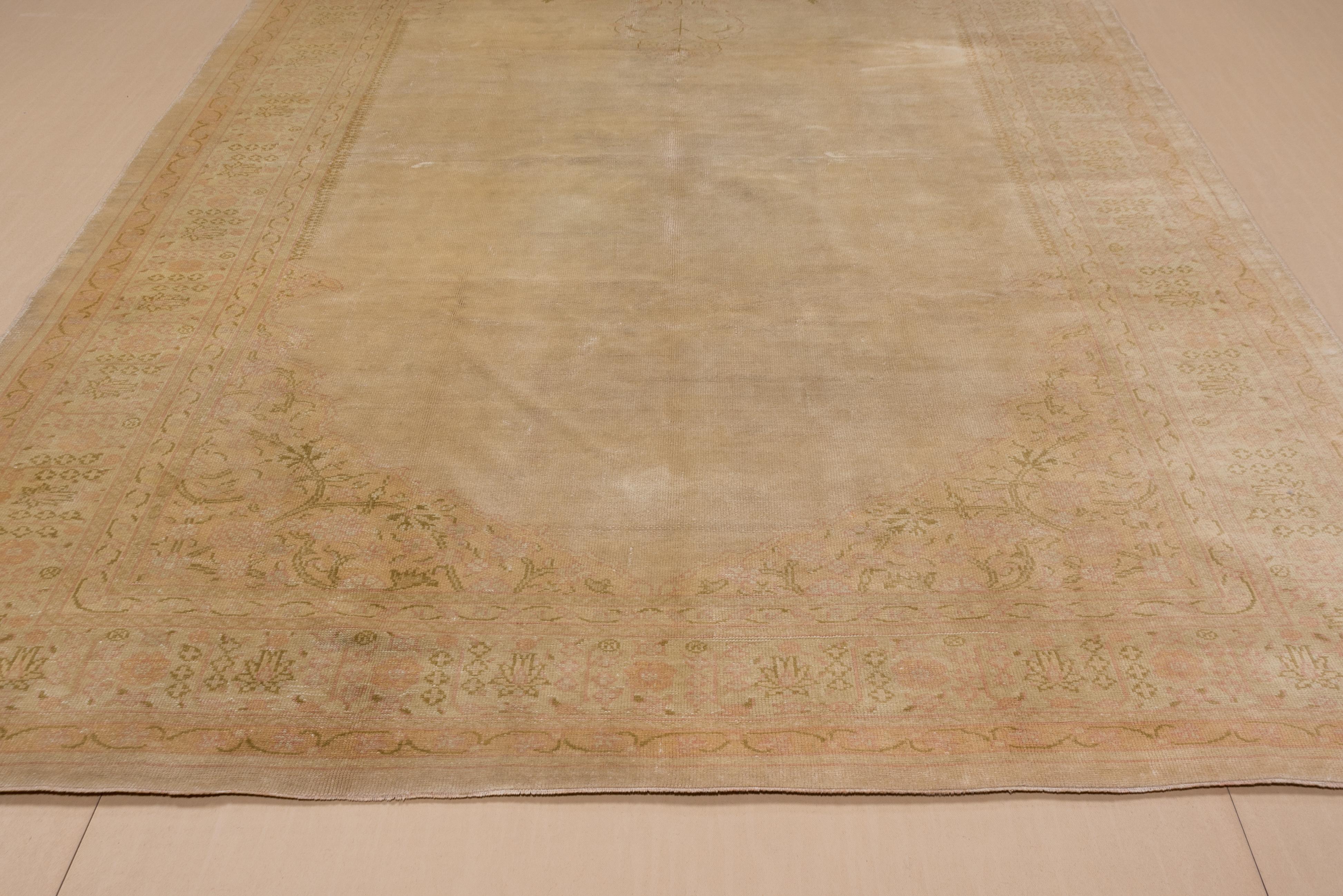 Annodato a mano Autentico tappeto Oushak antico con campo aperto, circa 1920 in vendita