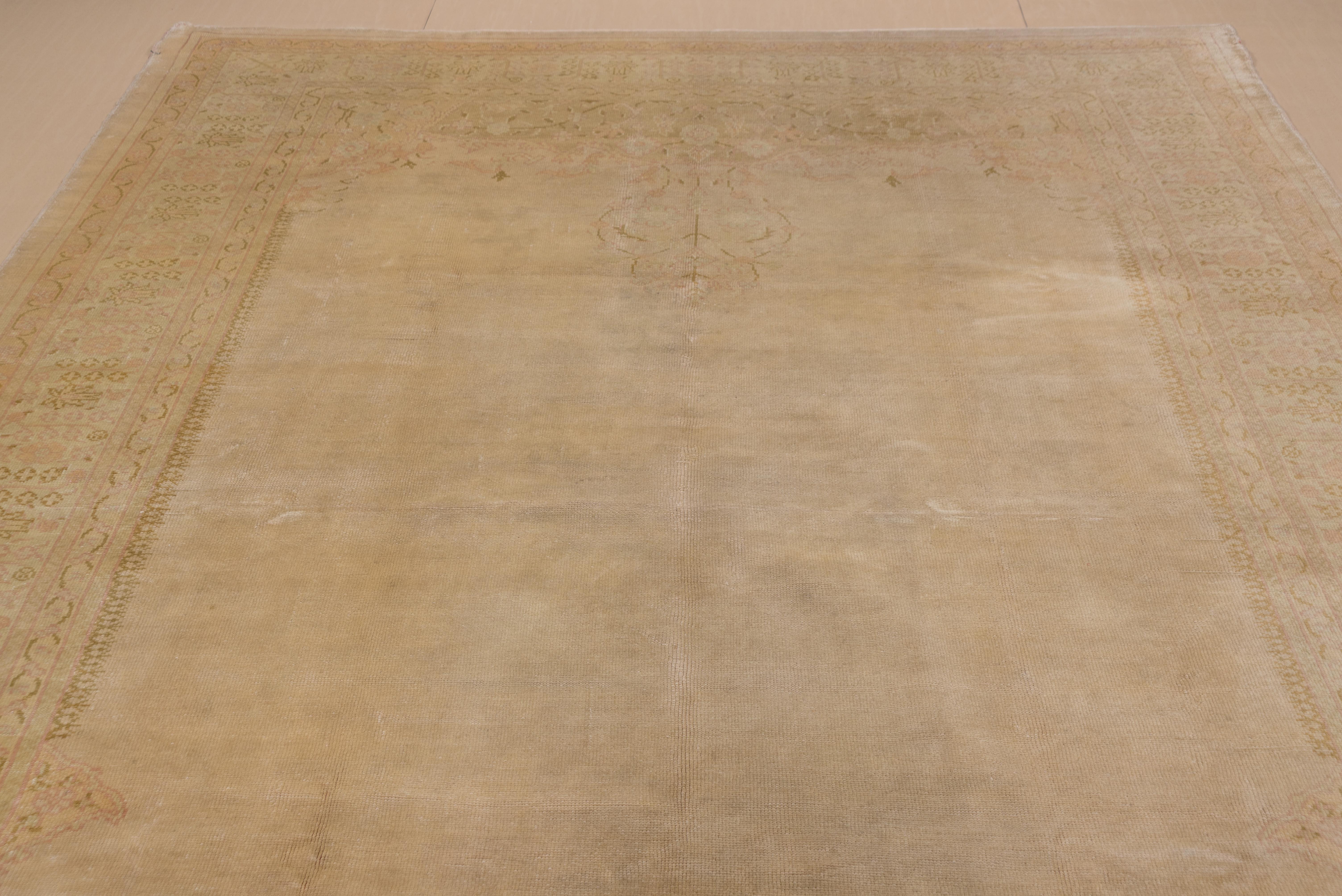 Authentischer antiker Oushak-Teppich mit offenem Feld, ca. 1920er Jahre im Zustand „Gut“ in New York, NY