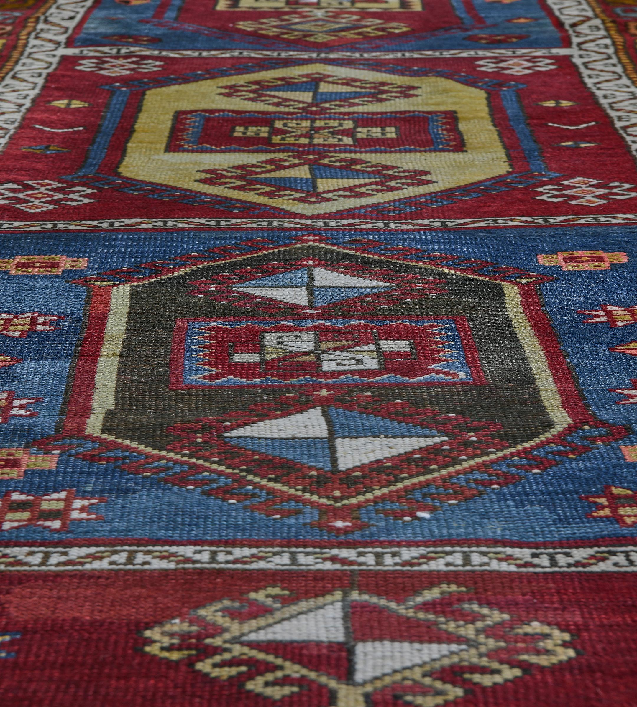 Authentique couloir turc antique à sept panneaux rouges et bleus Bon état - En vente à West Hollywood, CA