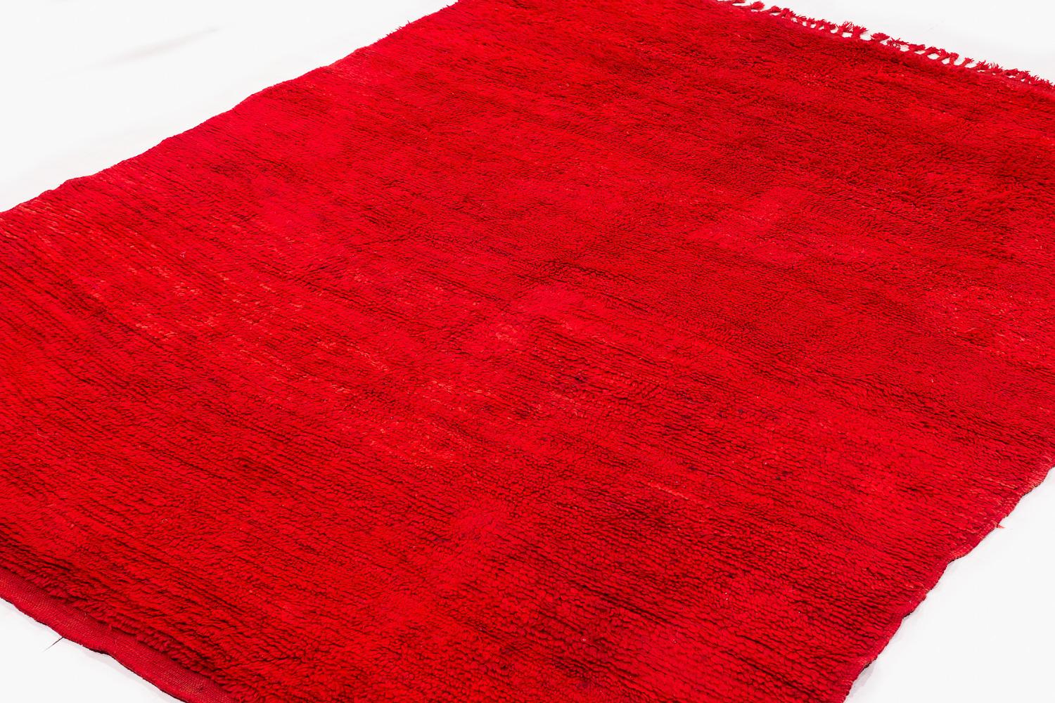 Collectible antiken Vintage marokkanischen Zottelteppich in ausgezeichnetem Zustand. Handgefertigt in Chichaoua, Marokko, von Kunsthandwerkern. Es handelt sich um einen soliden, sattroten Teppich mit unendlichen Variationen in der Färbung, der vor
