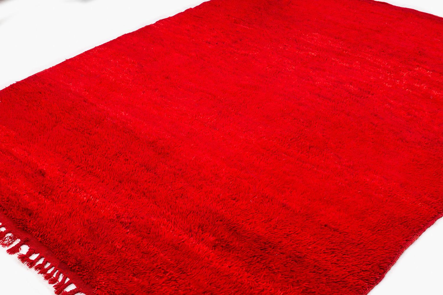 Authentischer antiker roter Chichaoua-Teppich aus marokkanischer Wolle im Vintage-Stil mit Fransen (Moderne der Mitte des Jahrhunderts) im Angebot