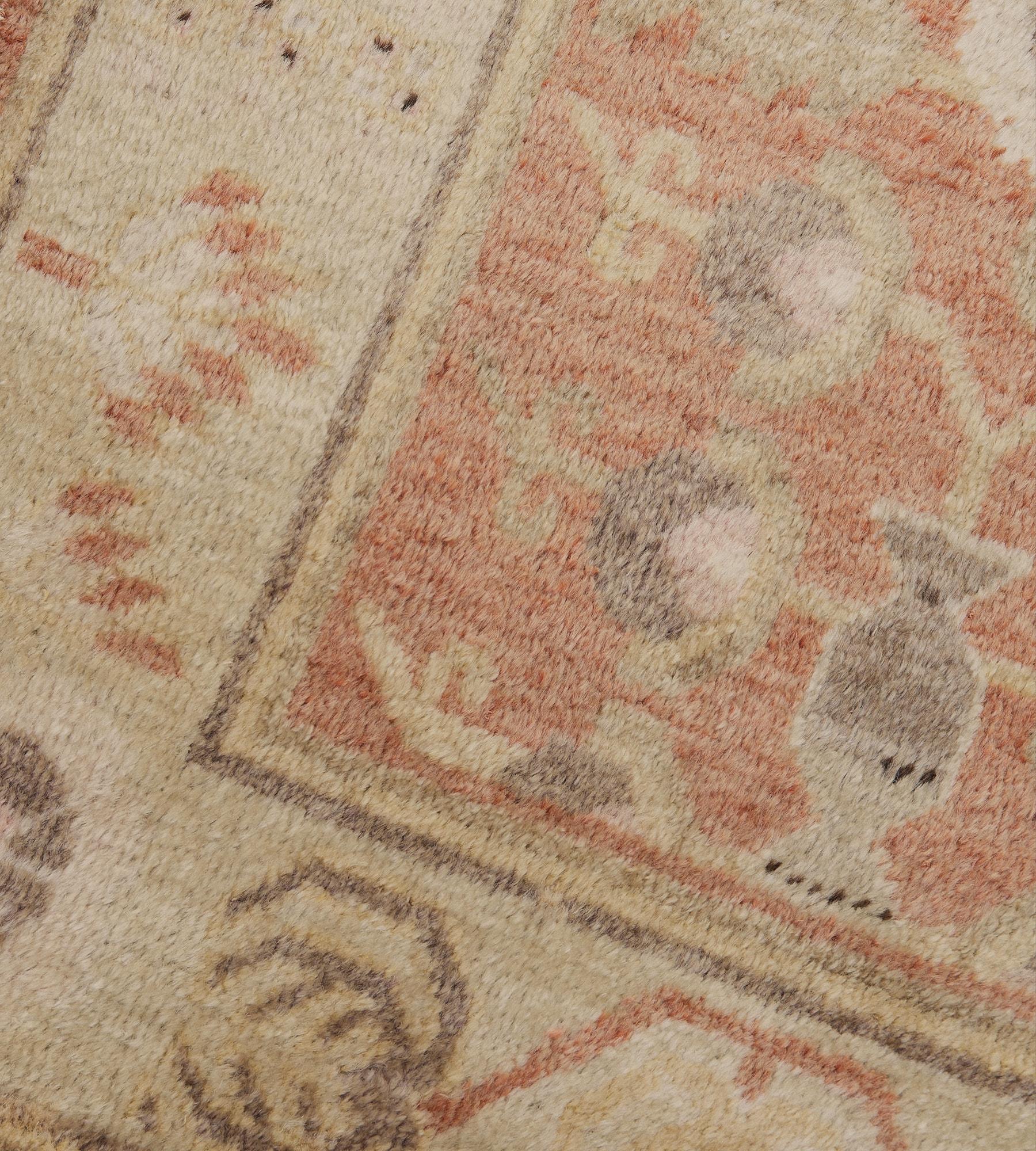 Turkestan oriental Authentique tapis de couloir Khotan rouge tendre en laine ancienne en vente