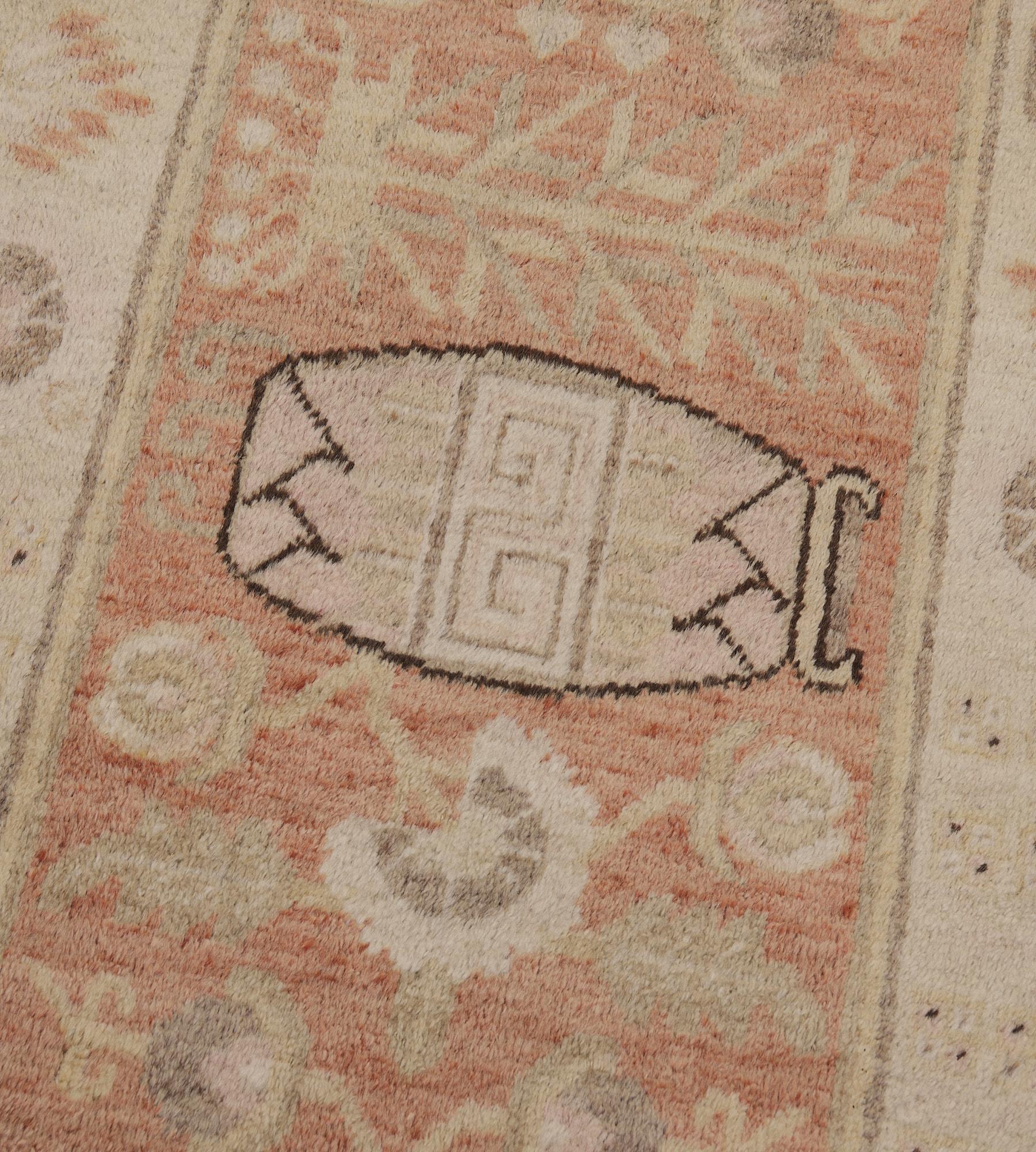 Noué à la main Authentique tapis de couloir Khotan rouge tendre en laine ancienne en vente