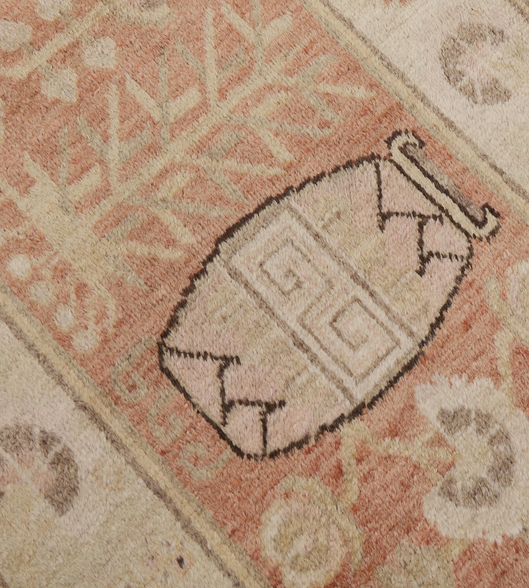 Authentique tapis de couloir Khotan rouge tendre en laine ancienne Bon état - En vente à West Hollywood, CA