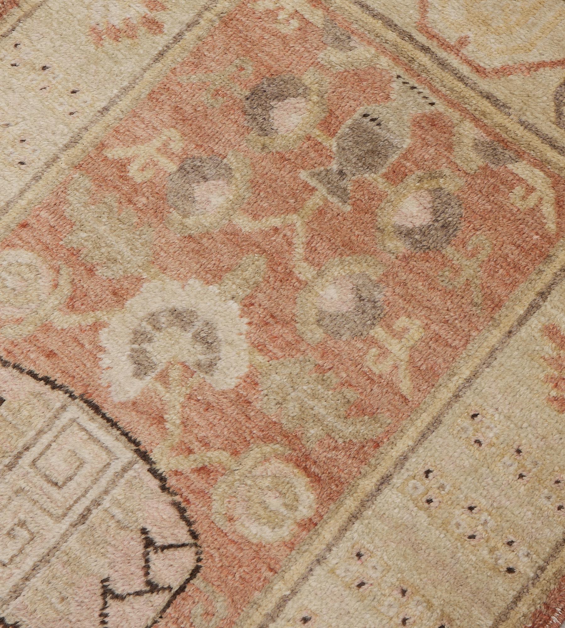20ième siècle Authentique tapis de couloir Khotan rouge tendre en laine ancienne en vente