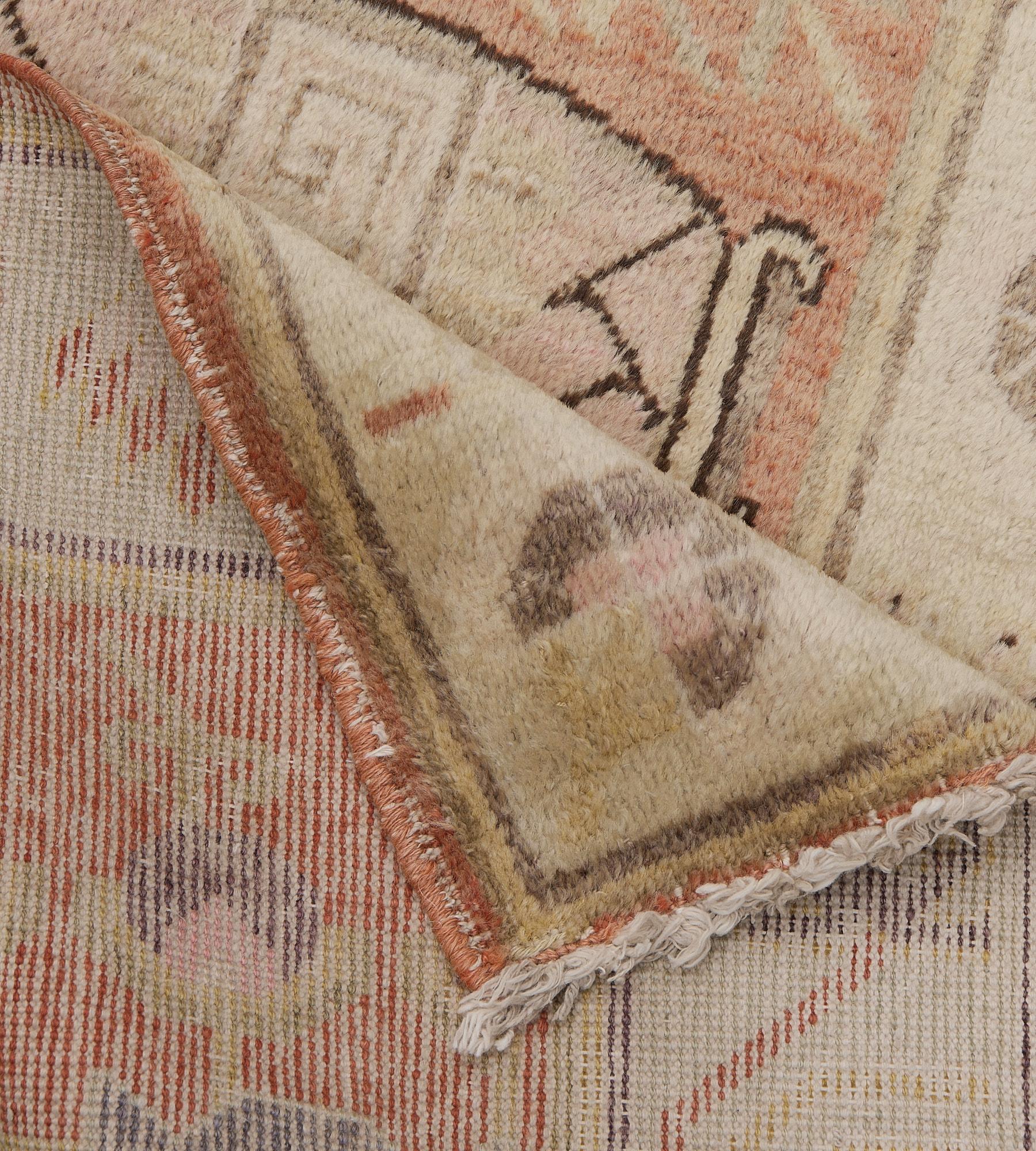Authentique tapis de couloir Khotan rouge tendre en laine ancienne en vente 1