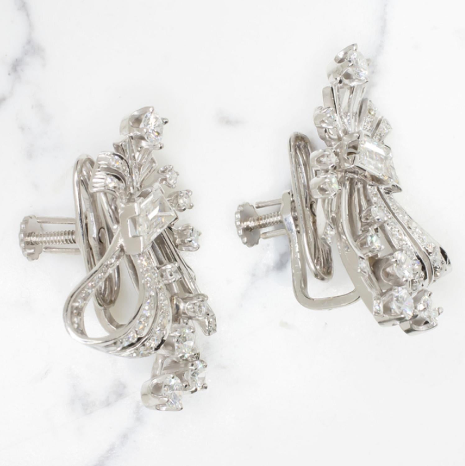 Exquisitely and authentic vintage pair of platinum handmade platinum earrings.
The earrings are composed by extremely high-quality trapezoid and round brilliant cut diamonds
color of the trapezoid diamonds and round diamonds is between F till H