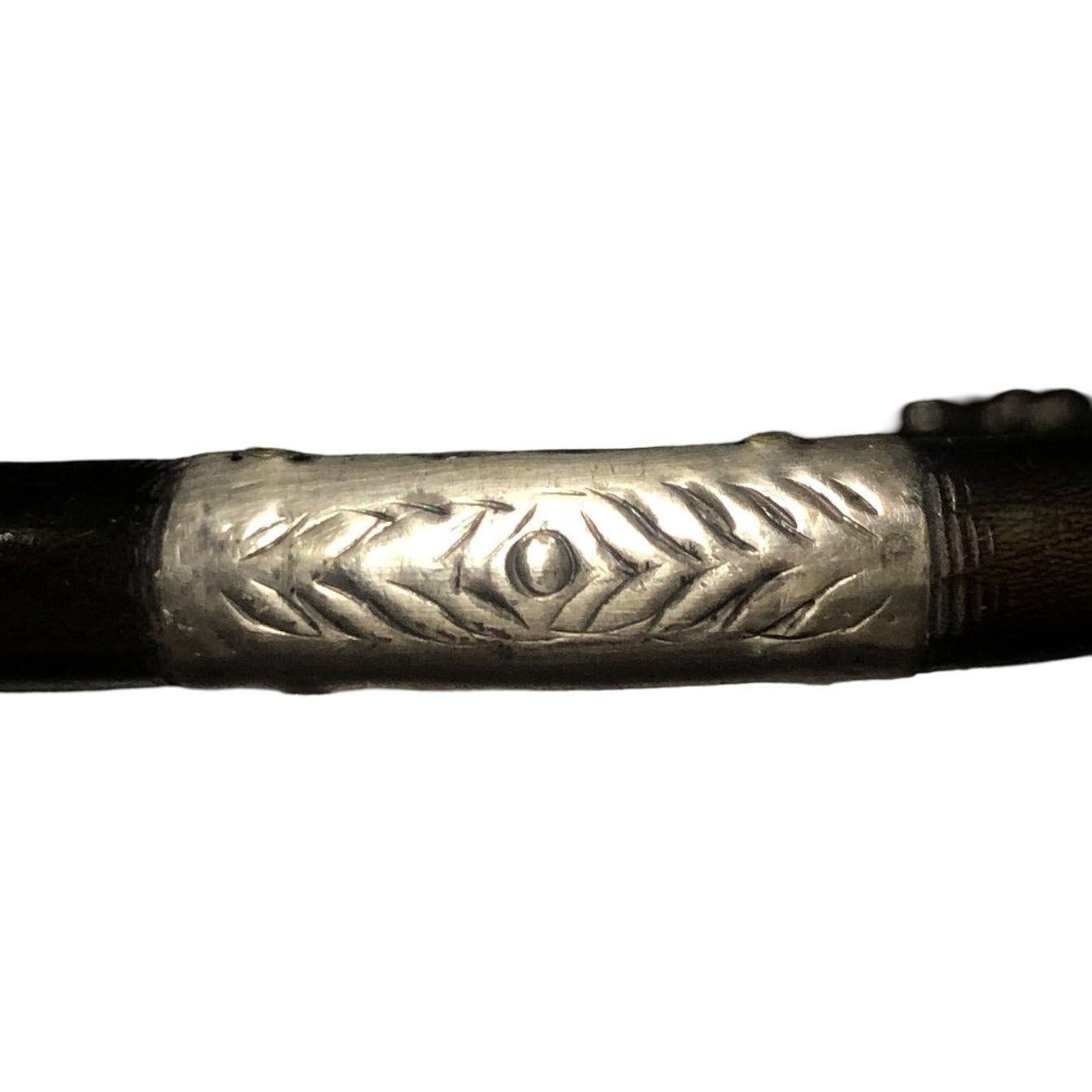 Milieu du XXe siècle Authentique bracelet jonc Art déco en bakélite noire avec détails en sterling en vente