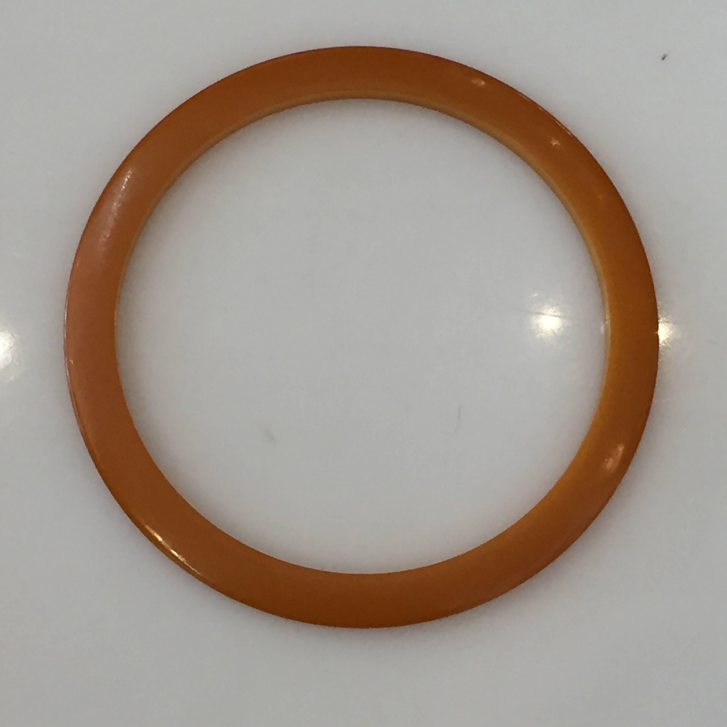 Bracelet Art déco en bakélite de couleur caramel ambré.


Mesures : 2 1/2