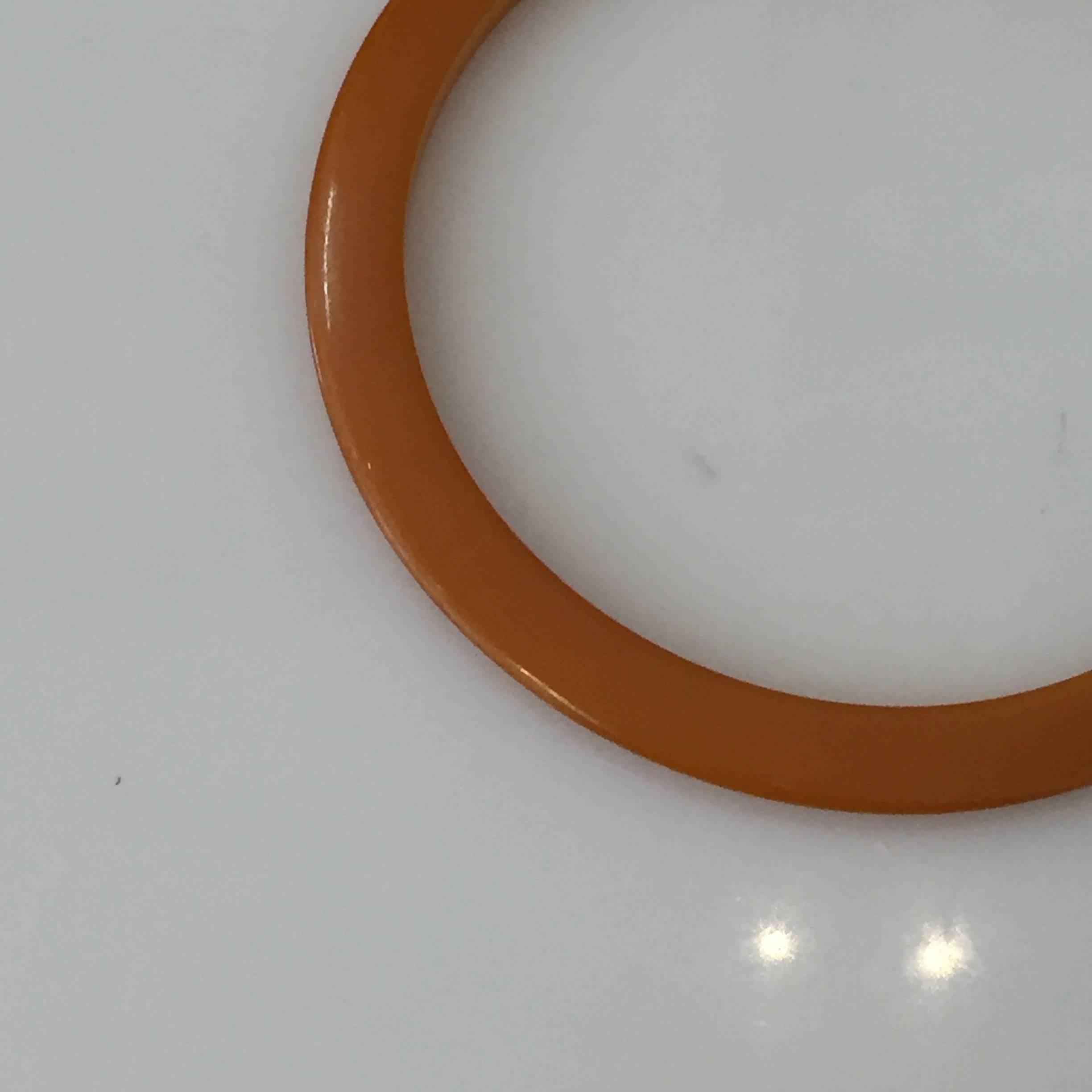 Nord-américain Authentique bracelet jonc Art déco en bakélite ambrée caramel en vente