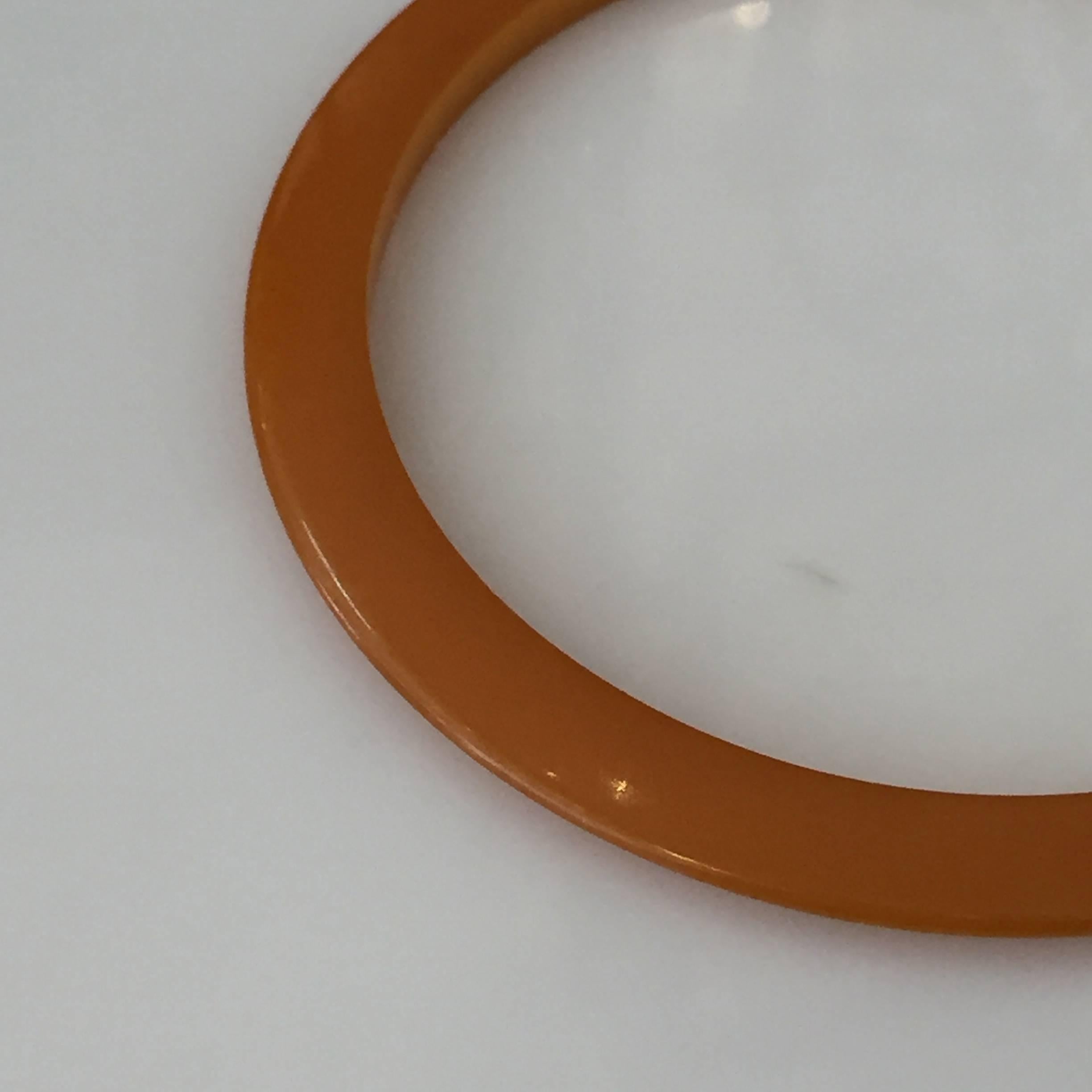 Milieu du XXe siècle Authentique bracelet jonc Art déco en bakélite ambrée caramel en vente