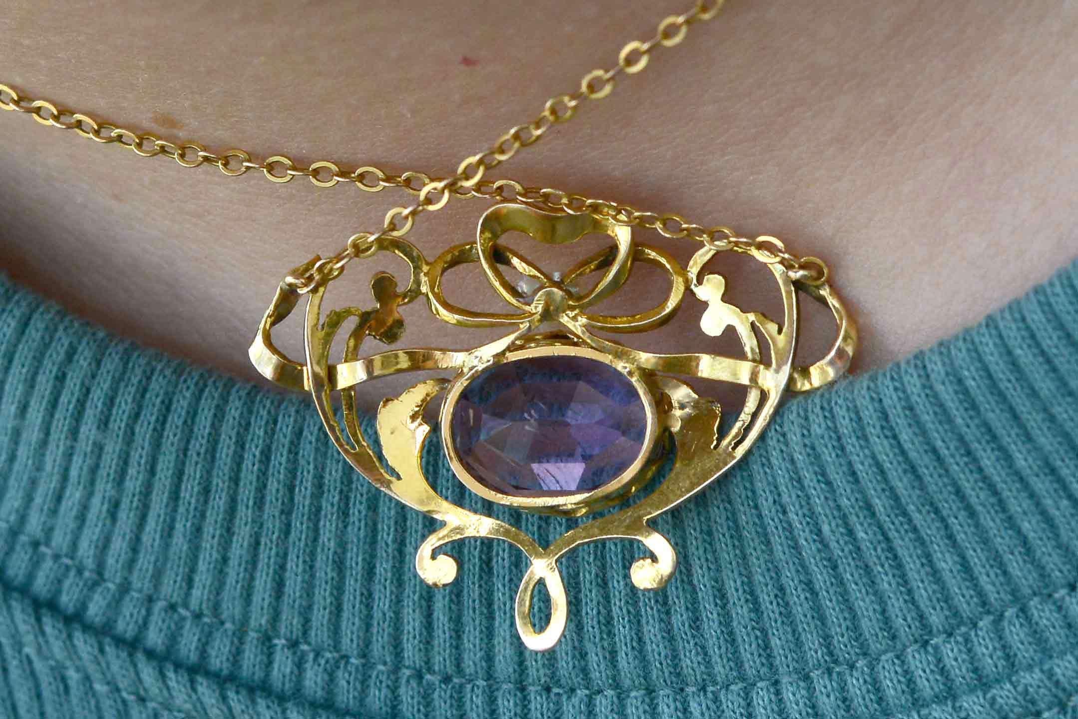 Taille ovale Authentique collier Art Nouveau en améthyste, vers 1910, motif naturel de vignes défilantes en vente