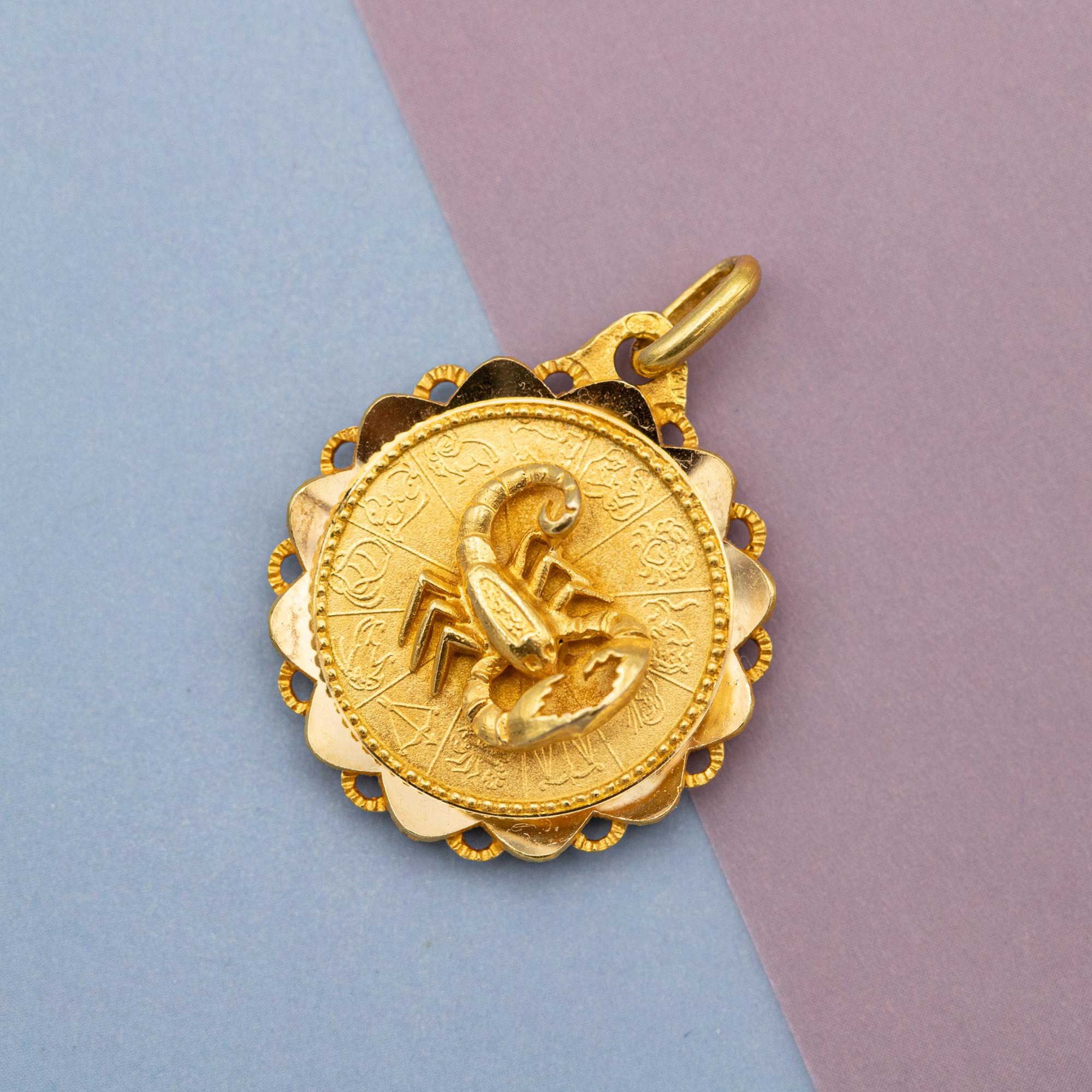 In vendita questo raro charme vintage raffigurante uno Scorpione, l'ottavo segno zodiacale. Questo ciondolo del segno zodiacale è associato alle date di nascita comprese tra il 22 ottobre e il 21 novembre.  Questo grazioso ciondolo è realizzato in