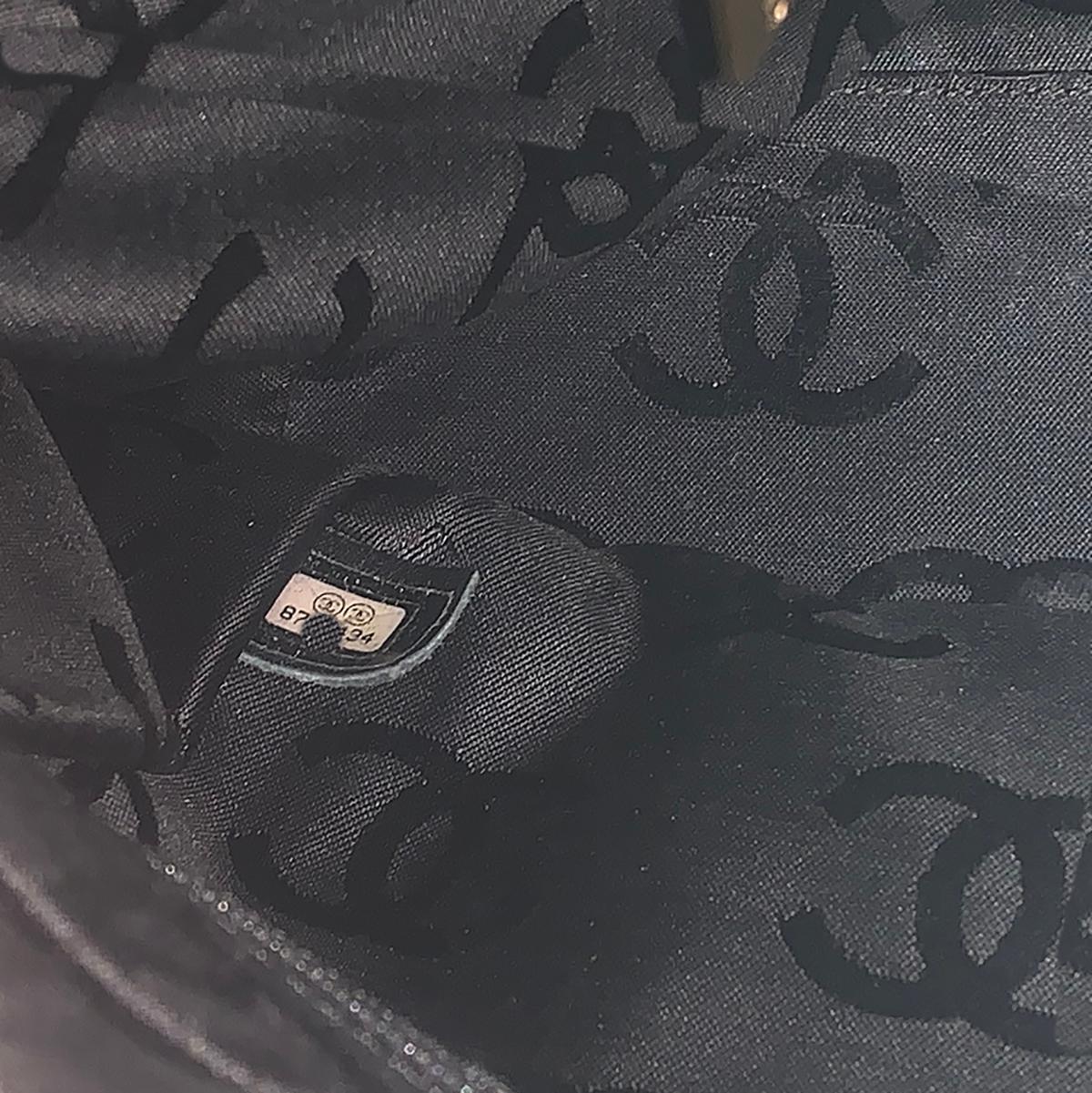 Authentic Black Large Chanel Caviar leather handbag bag For Sale 1