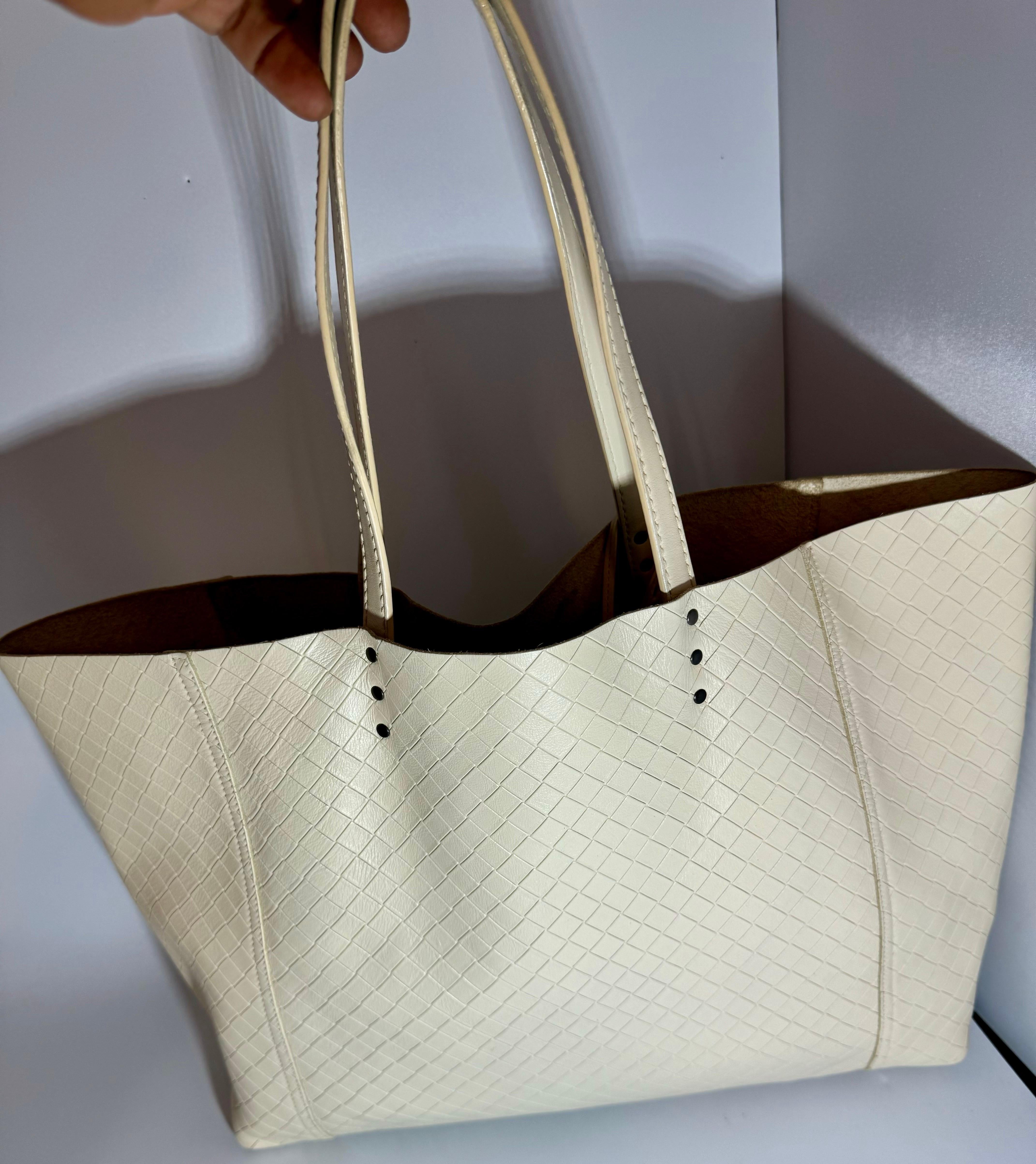 Authentic Bottega Veneta Intrecciato Tote Bag Beige Color Leather Women's Italy

Color: White/ Beige / Cream
Material: Leather
Accessories: None
Made in Italy

Actual size
Width: About 14 Inch
Height: About 10 inch
Very Convenient , usable bag 
you