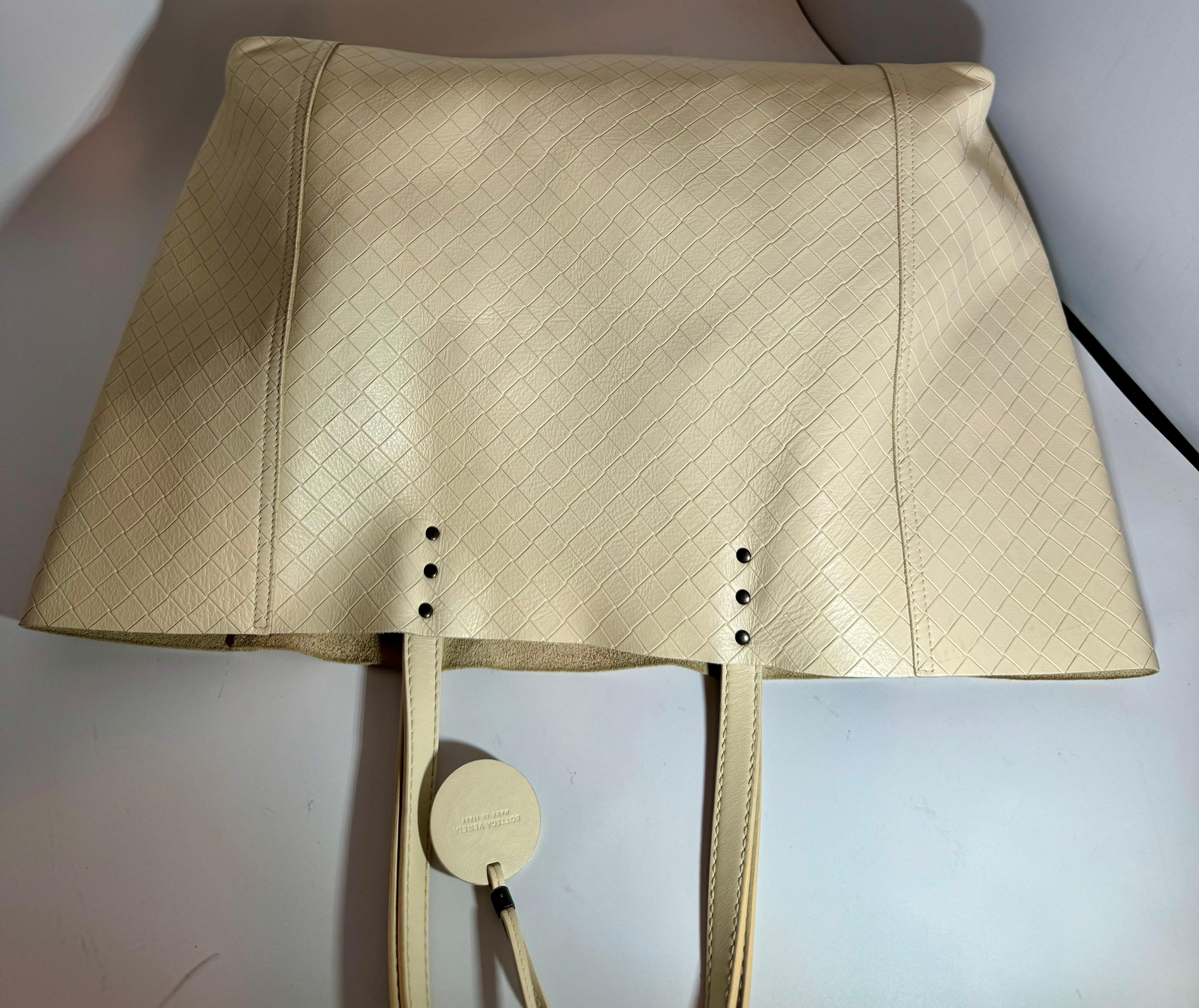Authentic Bottega Veneta Intrecciato Tote Bag Beige Color Leather Women's Italy In Excellent Condition In New York, NY