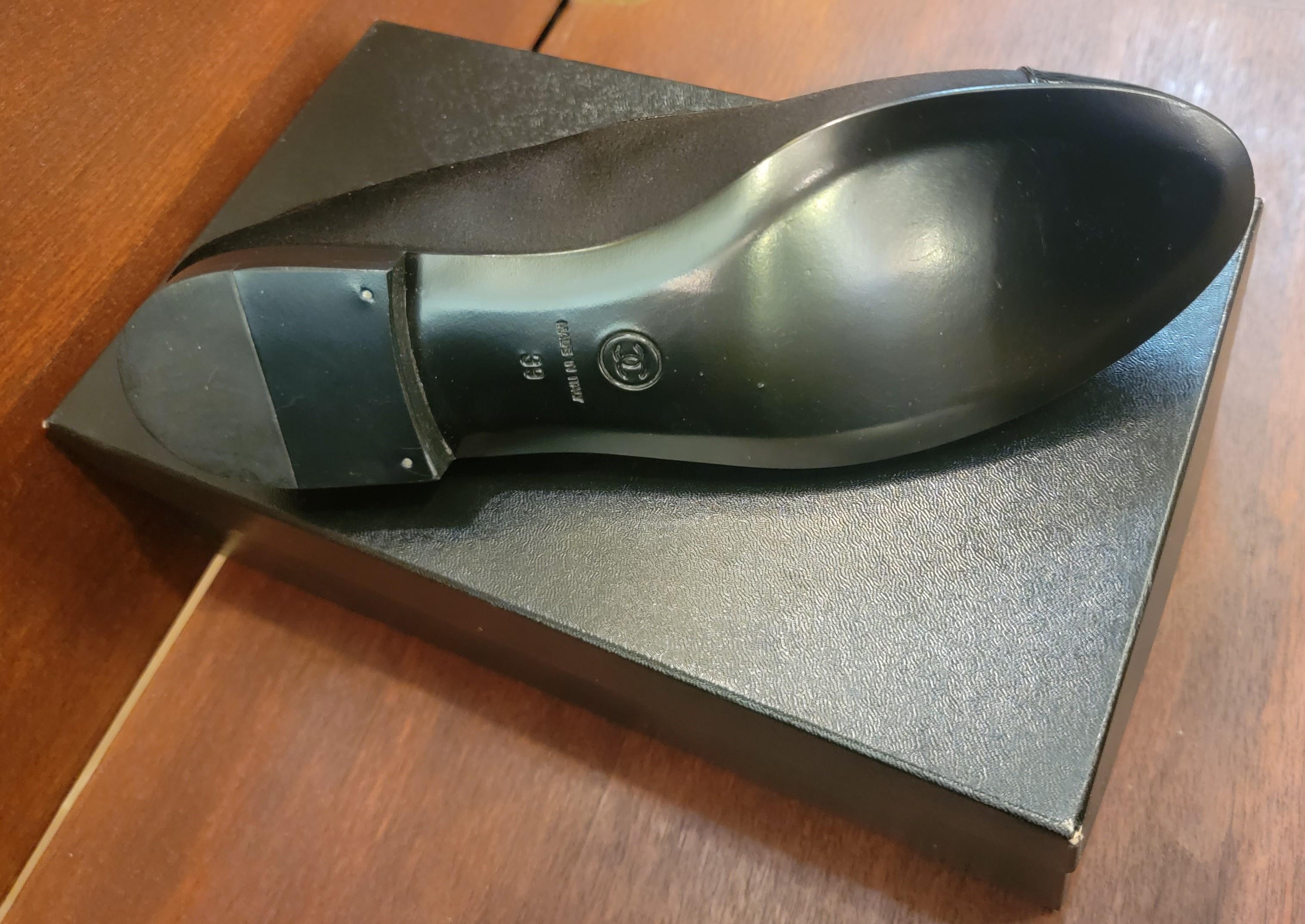Authentic Brand New Chanel Black Balerina Flats Satin Leather Size 39 In New Condition For Sale In Pasadena, CA