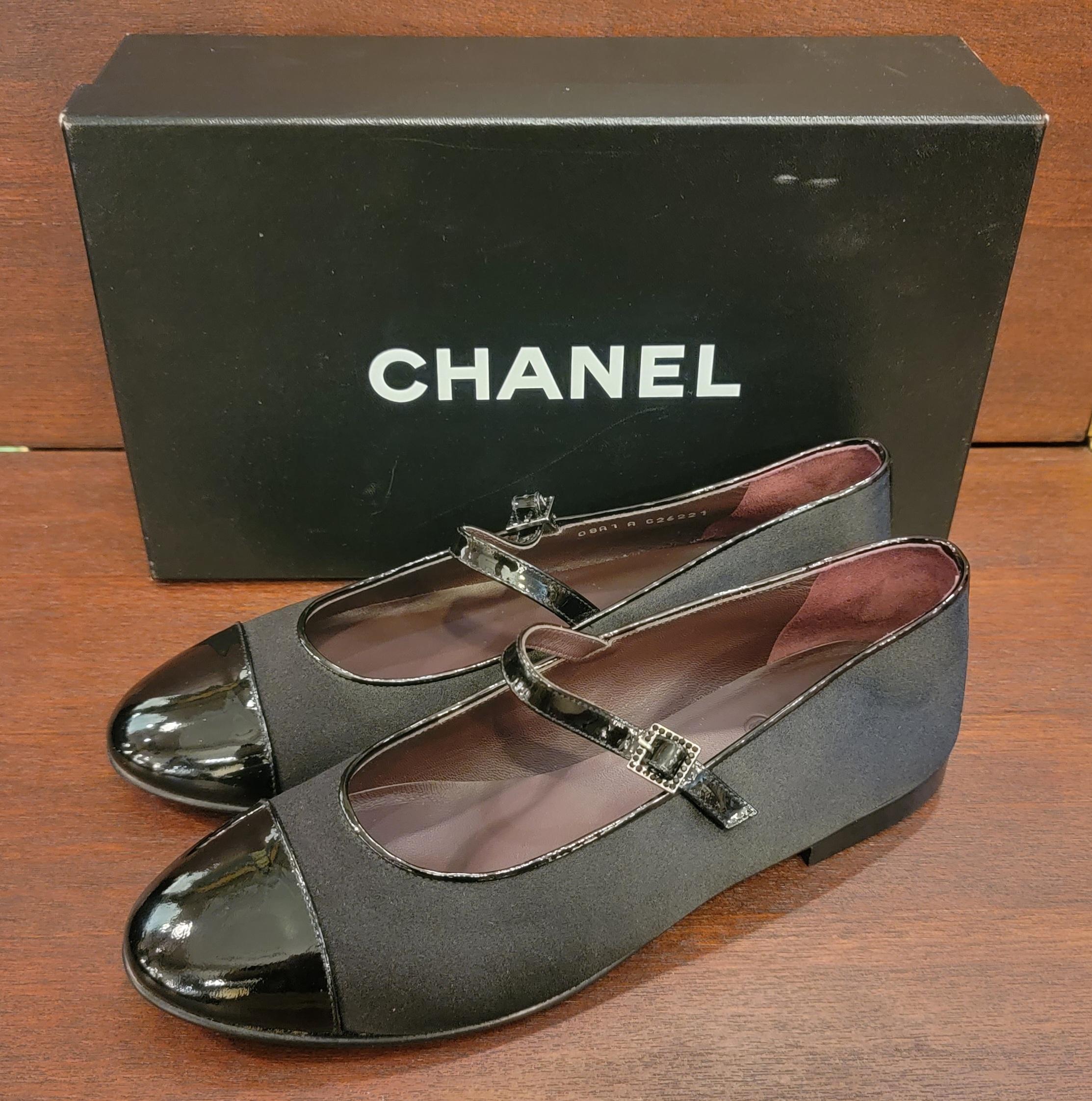 Women's Authentic Brand New Chanel Black Balerina Flats Satin Leather Size 39 For Sale