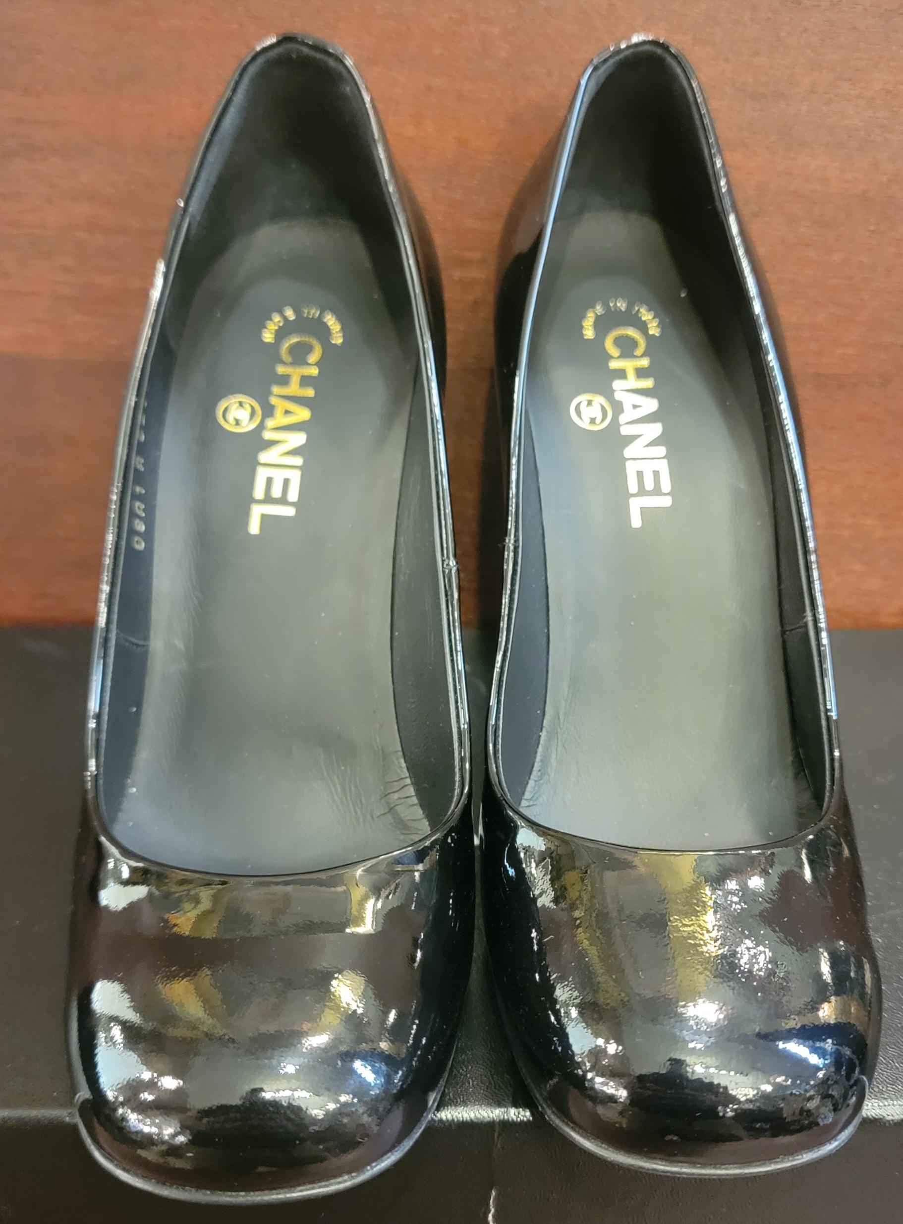 Black Authentic Brand New Chanel size 39.5 High Heel Shoes with Chanel Gold Accent For Sale