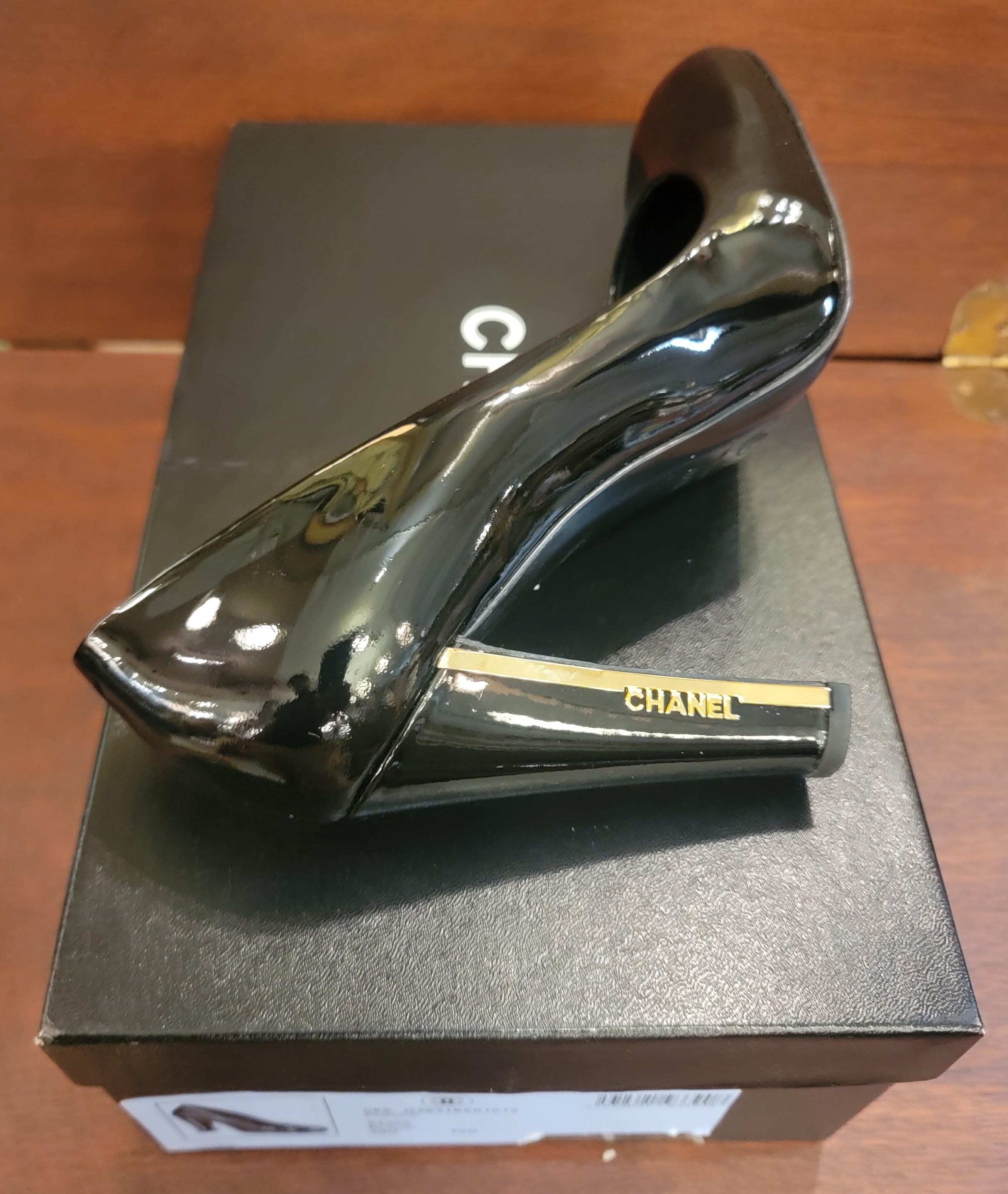 Authentic Brand New Chanel size 39.5 High Heel Shoes with Chanel Gold Accent For Sale 2