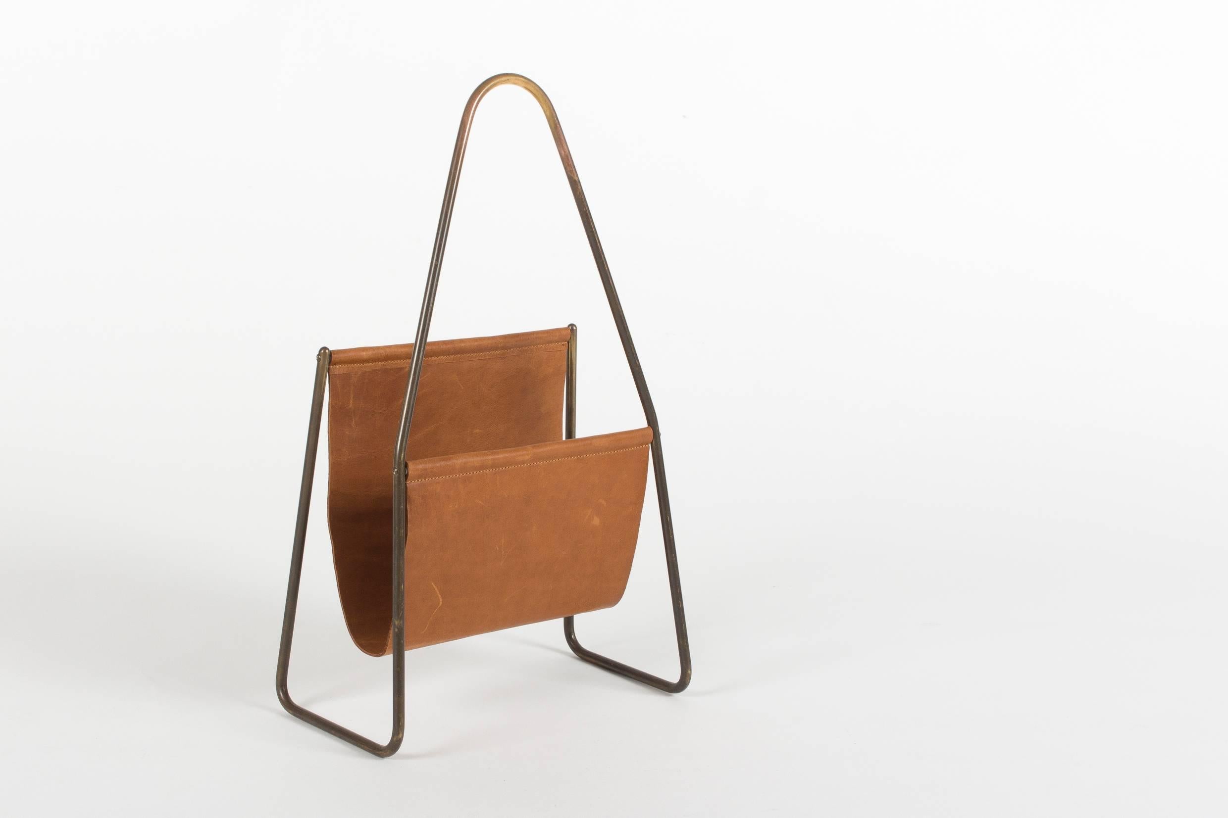 A nicely aged classic from the renown midcentury Auböck workshop. Based in Vienna the family business is famous for their iconic designs of accessories and decorative items.
The presented magazine rack is one of the wider known pieces, elegantly