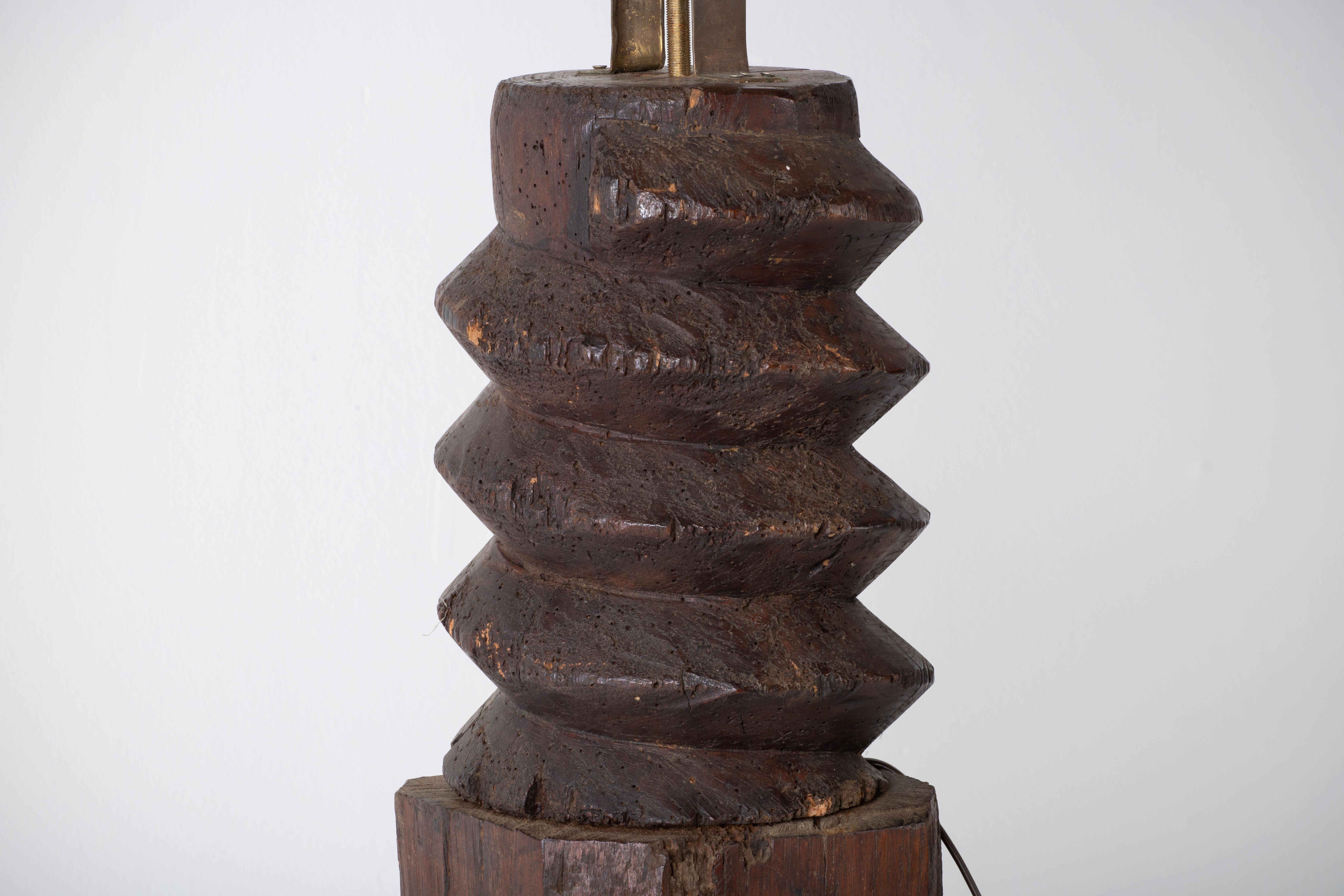 Authentic Brutalist Table Lamp in Oak, France, 1940 In Good Condition For Sale In Wiesbaden, DE