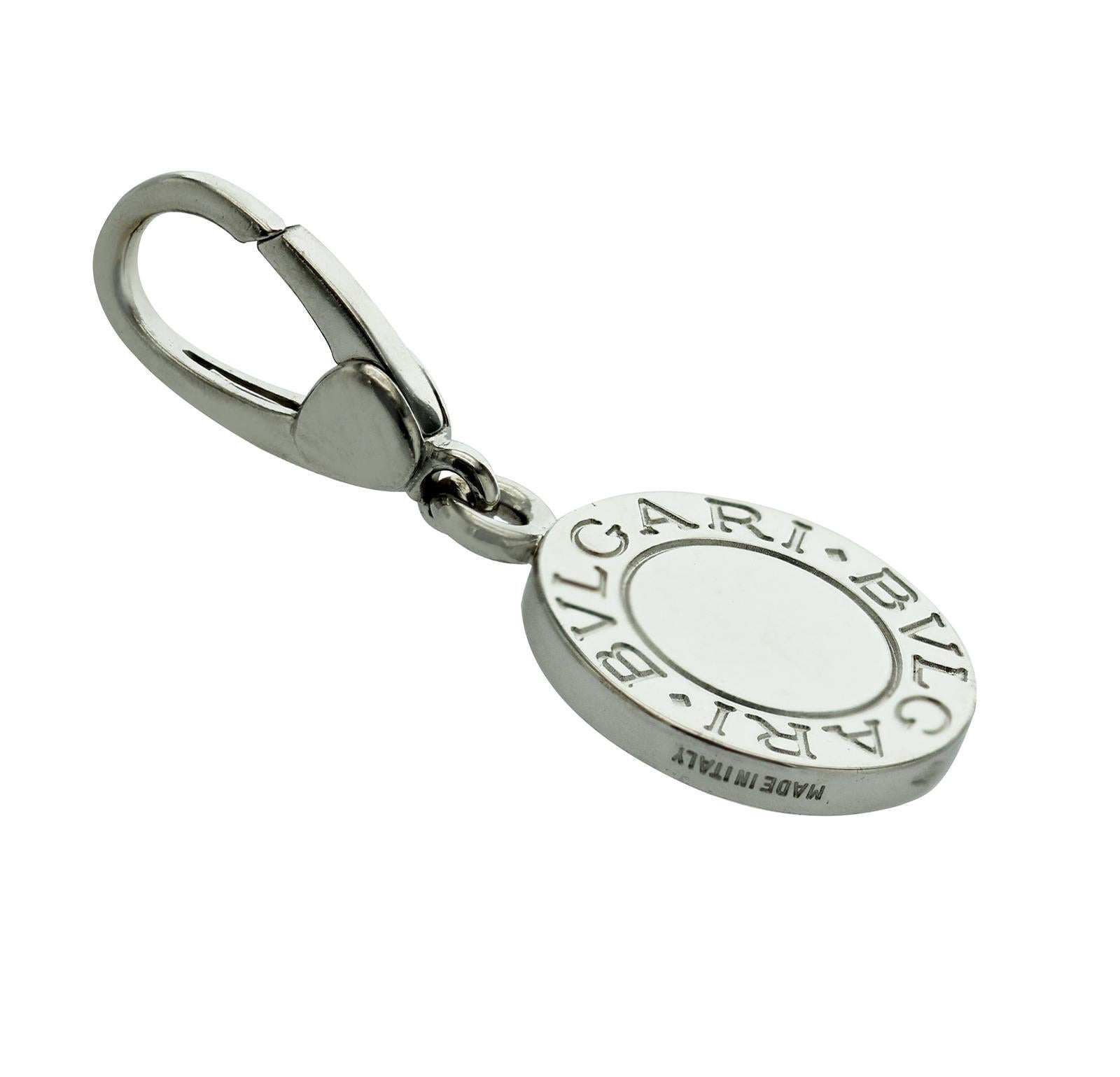100% autentico, 100% soddisfazione del cliente 
Altezza: 28 mm
Larghezza: 13 mm
Metallo: 18 carati  Oro bianco 
Punzoni: 750
Peso totale: 3.6 grammi
A. Stone: Nessuna
Condizioni: PreOwned
Prezzo di vendita stimato: 1700 dollari
Numero di serie: U55