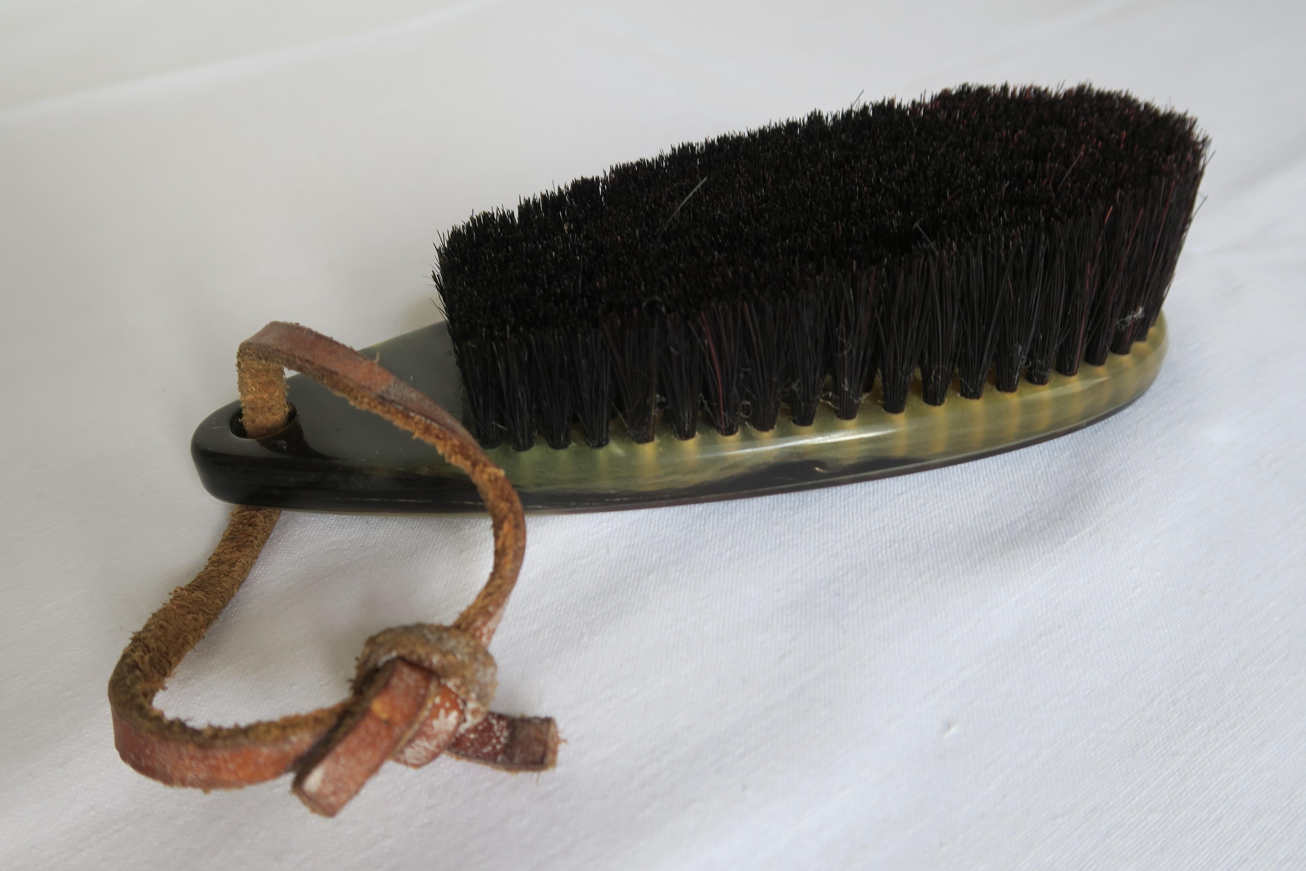 This crumb brush/table brush is a very special piece of Mid-Century design. Made by the famous Austrian Werkstätten Carl Auböck, it clearly displays Bauhaus influences. Its handle was hand-crafted from horn, the bristles are goat or horse hairs and