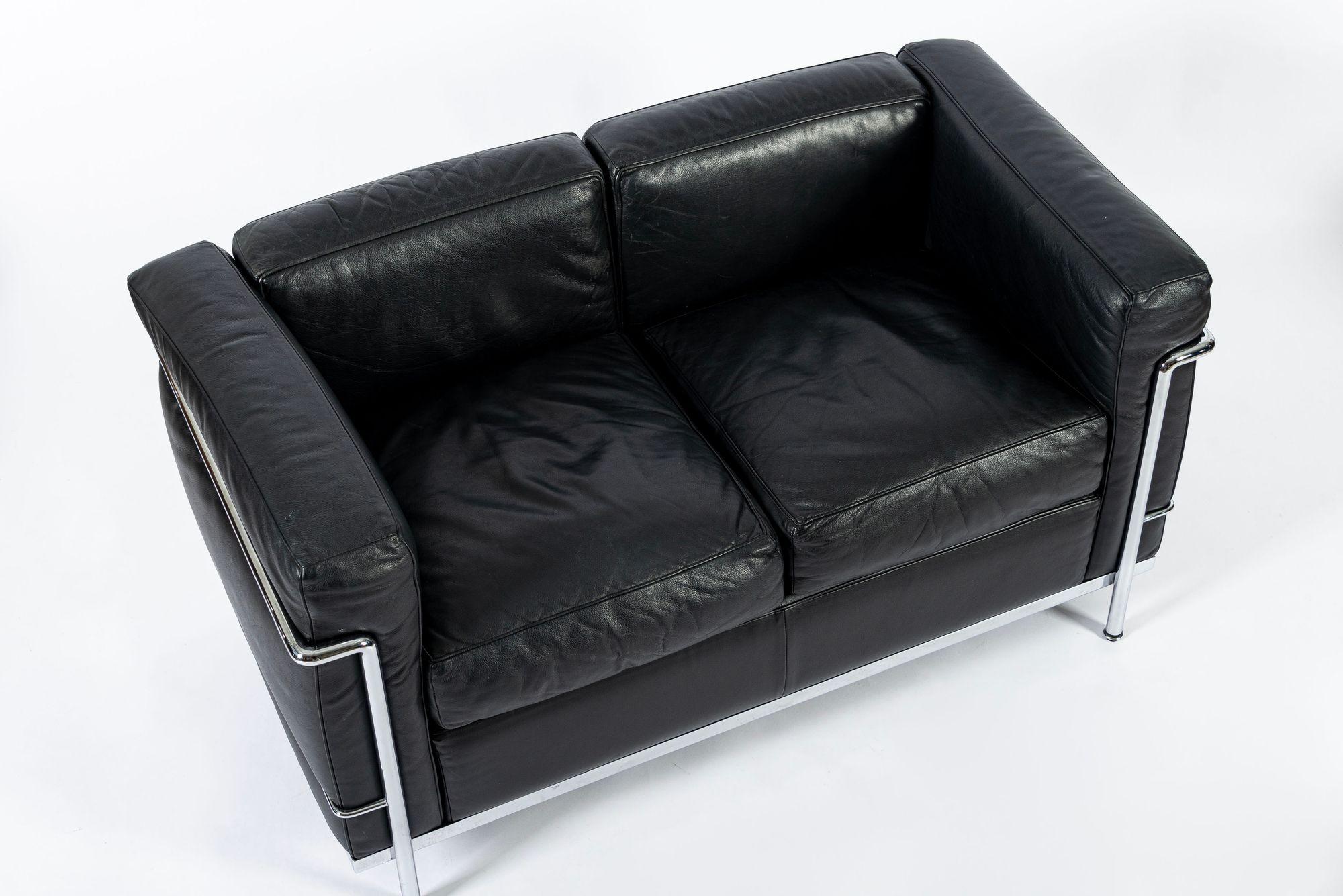 Mid-Century moderno Autentico Divano a due posti in pelle nera Cassina LC2 di Le Corbusier 1994 in vendita