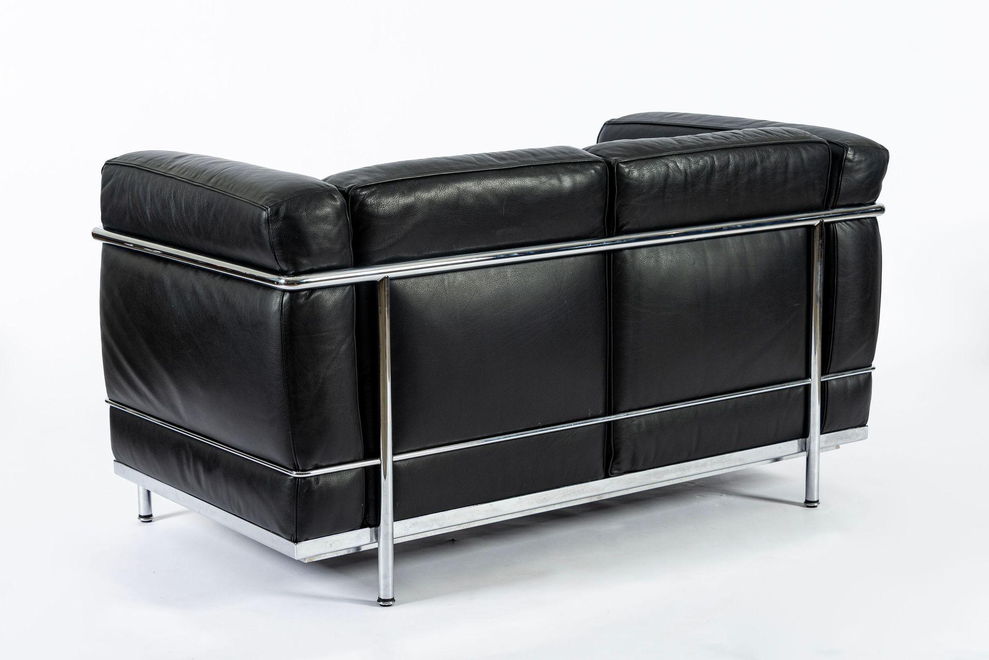 Acciaio Autentico Divano a due posti in pelle nera Cassina LC2 di Le Corbusier 1994 in vendita