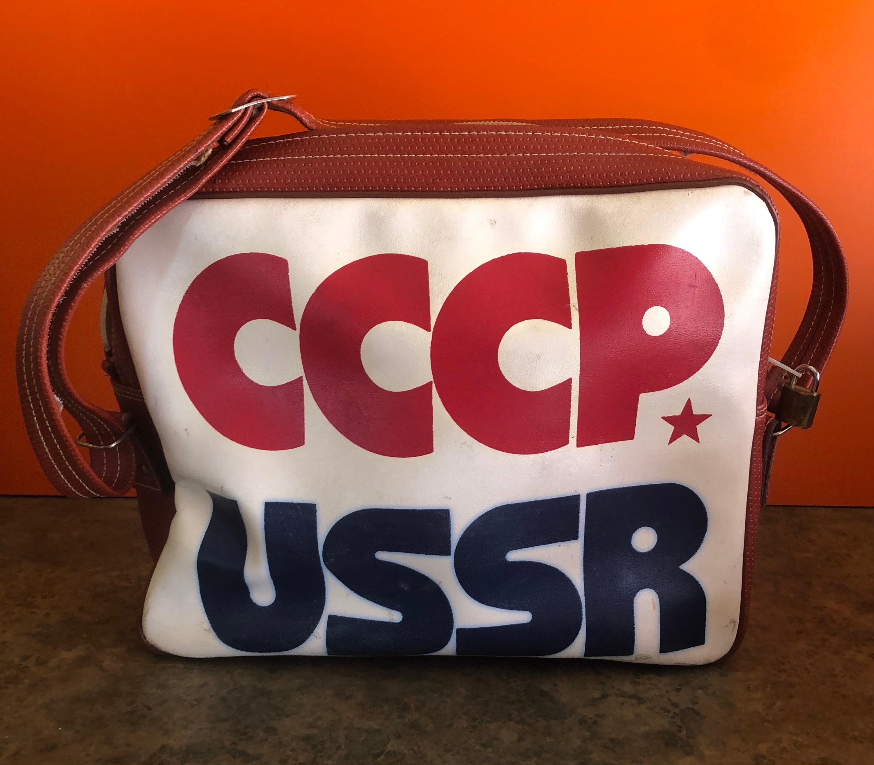Authentique sac de sport CCCP USSR Olympic Naugahyde, circa 1980

Le sac est authentique et l'étiquette russe originale est intacte. Cette pièce, que l'on pense avoir été conçue par Adidas pour les jeux de 1984 à Sarajevo, en Yougoslavie, est
