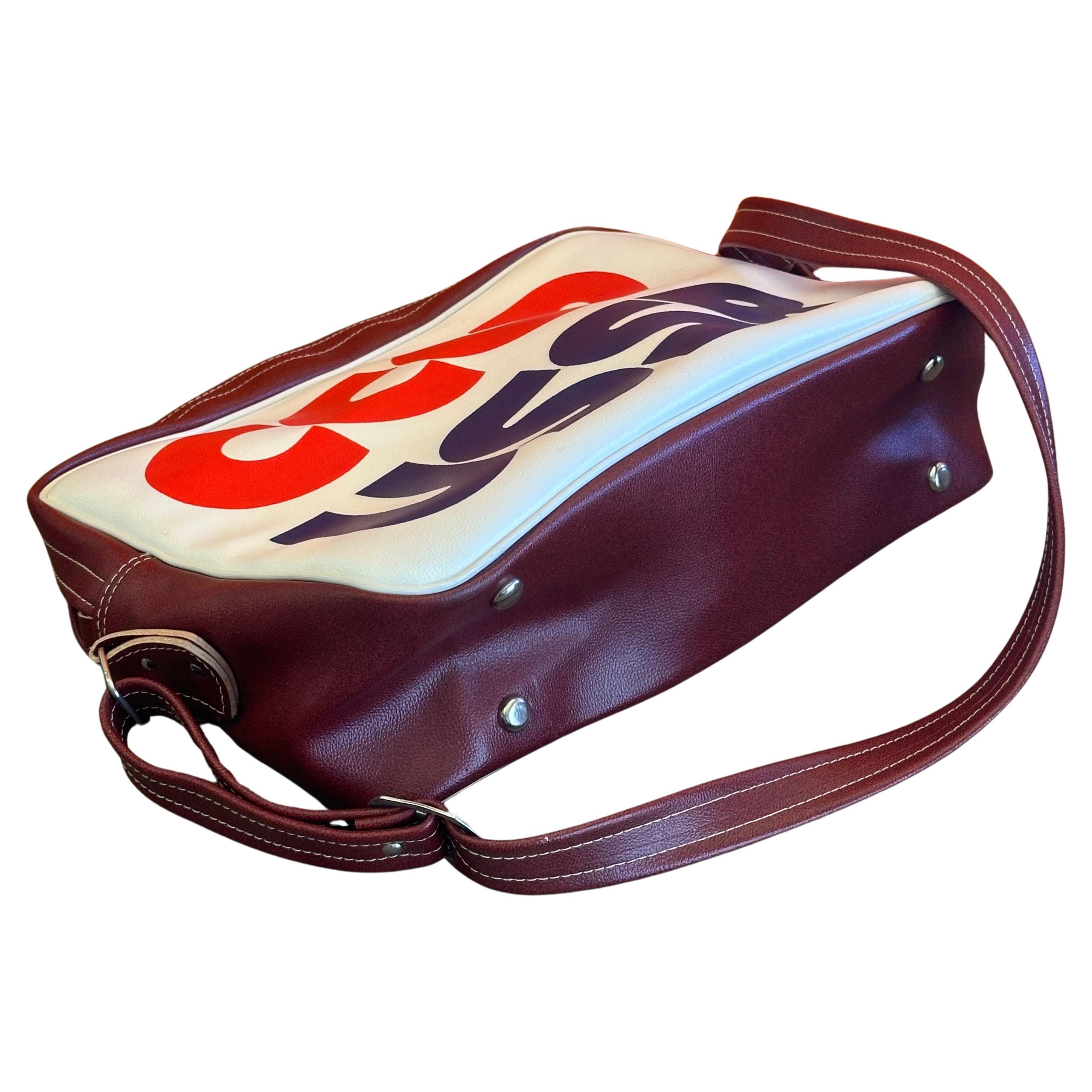 Autentica borsa sportiva CCCP USSR Olympic Naugahyde, anni '80 circa

Si ritiene che il pezzo sia stato progettato da Adidas per i giochi del 1984 a Sarajevo, in Jugoslavia, ed è piuttosto raro. 

La borsa ha una tracolla ed è realizzata in