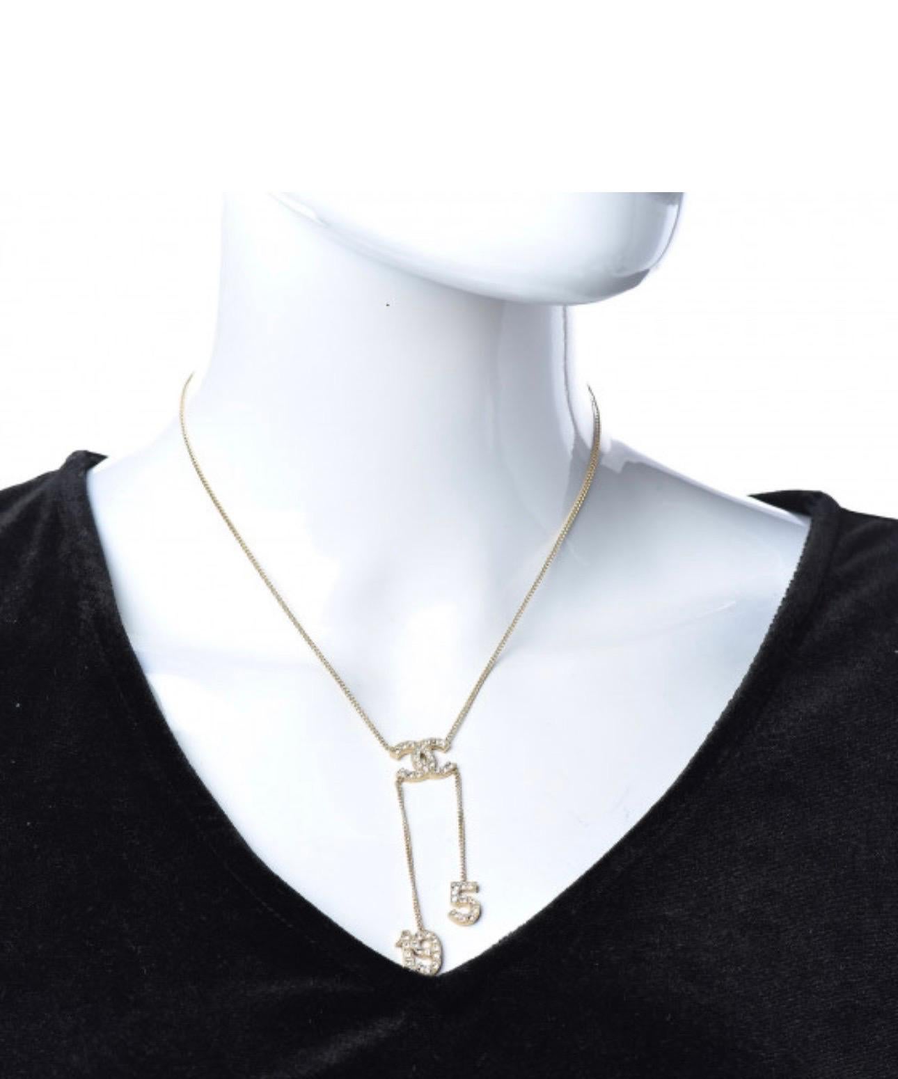 Collier pendentif vintage et de collection CC LOGO 5 et 19 authentique CHANEL en vente 1