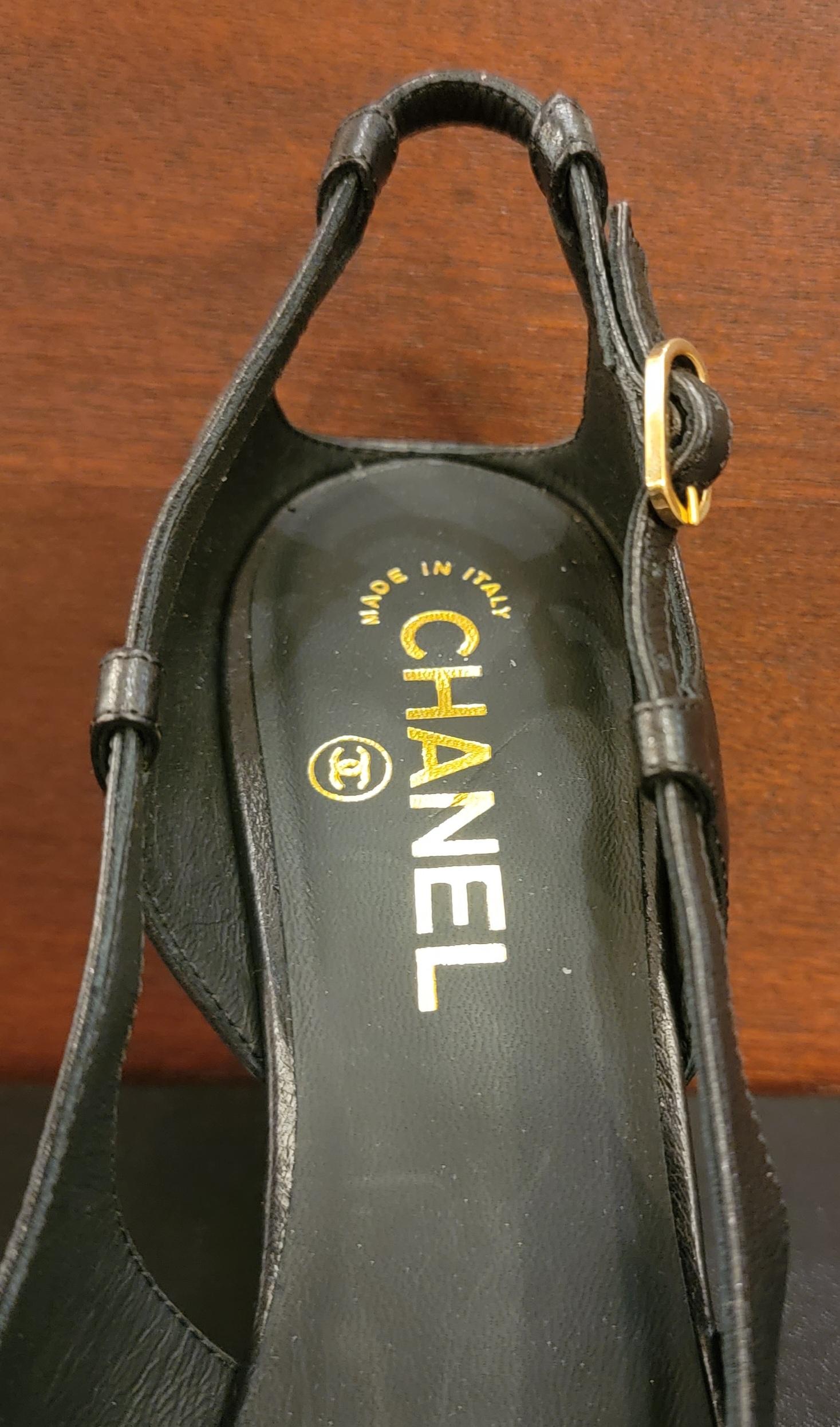 Chaussures Chanel authentiques à talons hauts en cuir avec accents dorés, taille 38,5 en vente 5