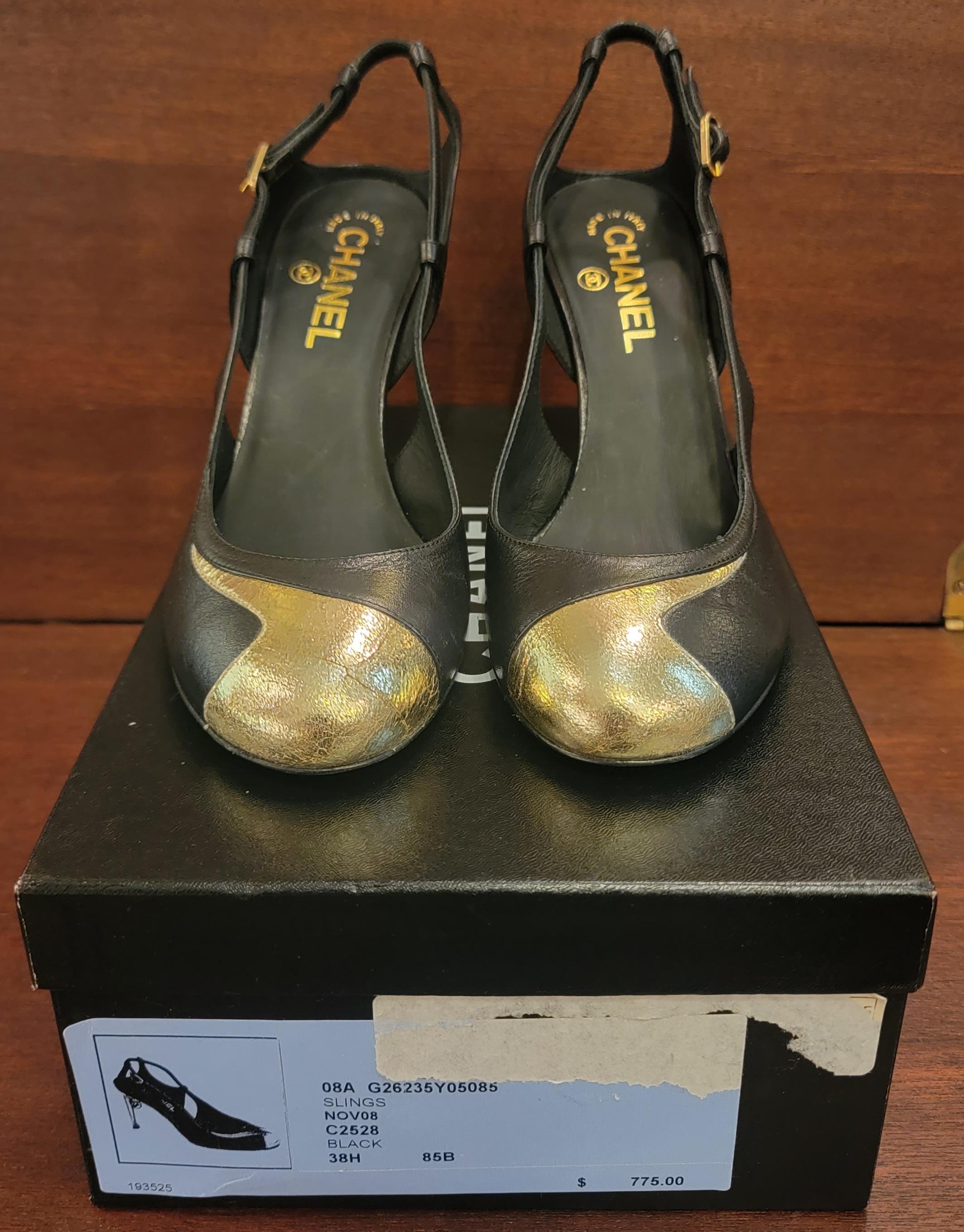 Brand new Rare classic Chanel Size 38.5 High Heel Shoes Gold Accents. La semelle des talons est de couleur dorée, les talons ont un accent boule avec le double CC sur eux. La chaussure est en cuir noir. 
