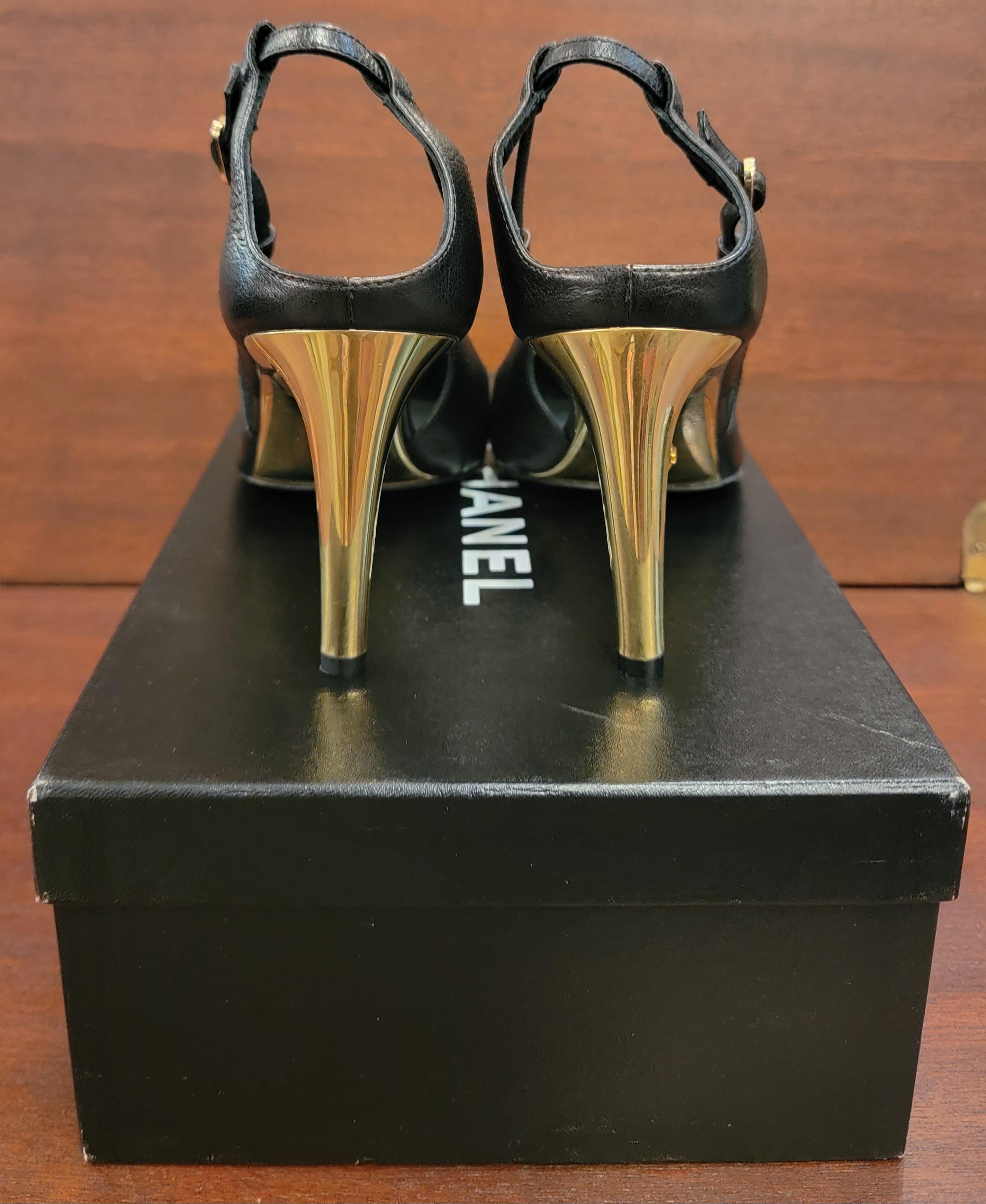 Noir Chaussures Chanel authentiques à talons hauts en cuir avec accents dorés, taille 38,5 en vente