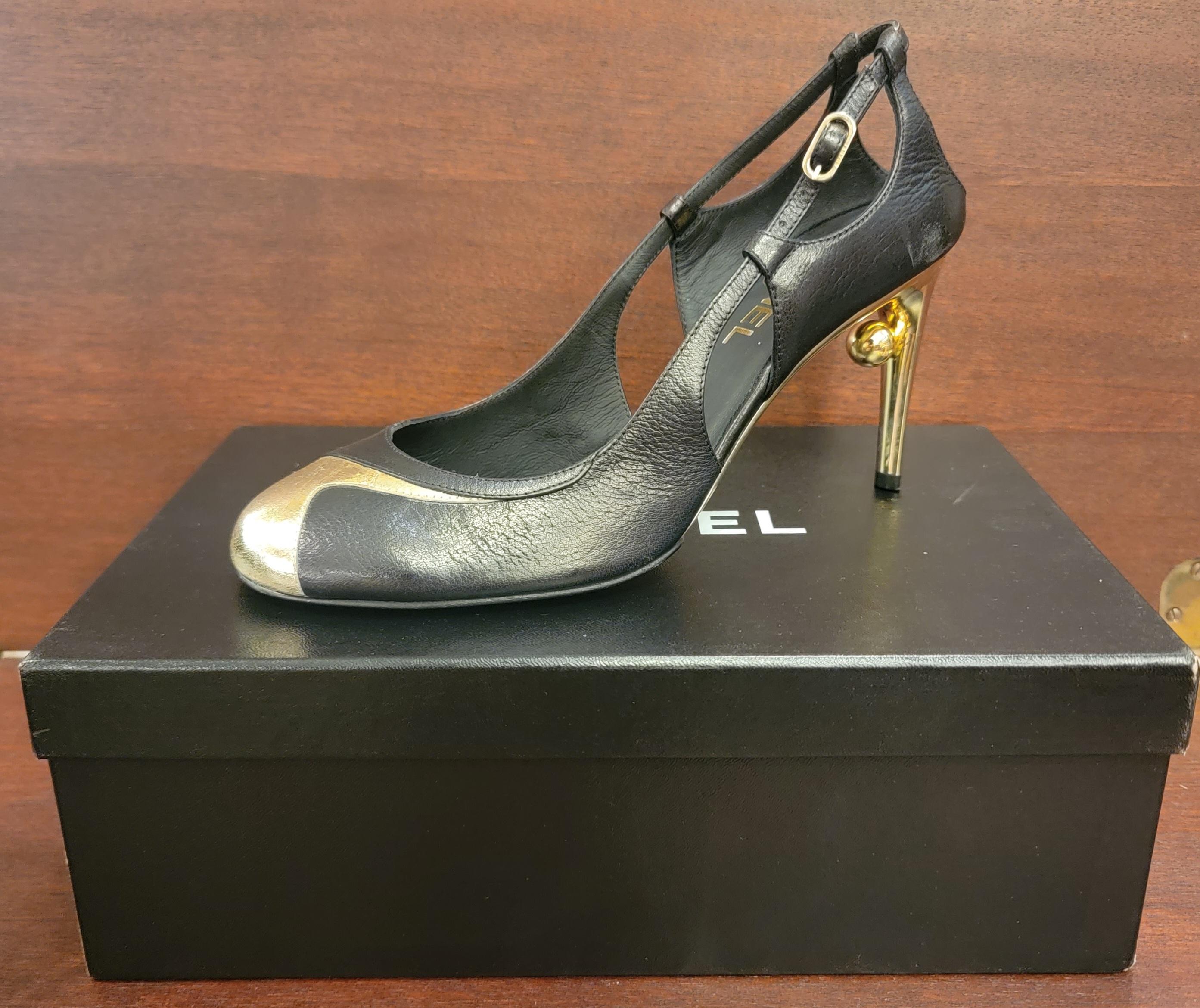 Chaussures Chanel authentiques à talons hauts en cuir avec accents dorés, taille 38,5 Bon état - En vente à Pasadena, CA