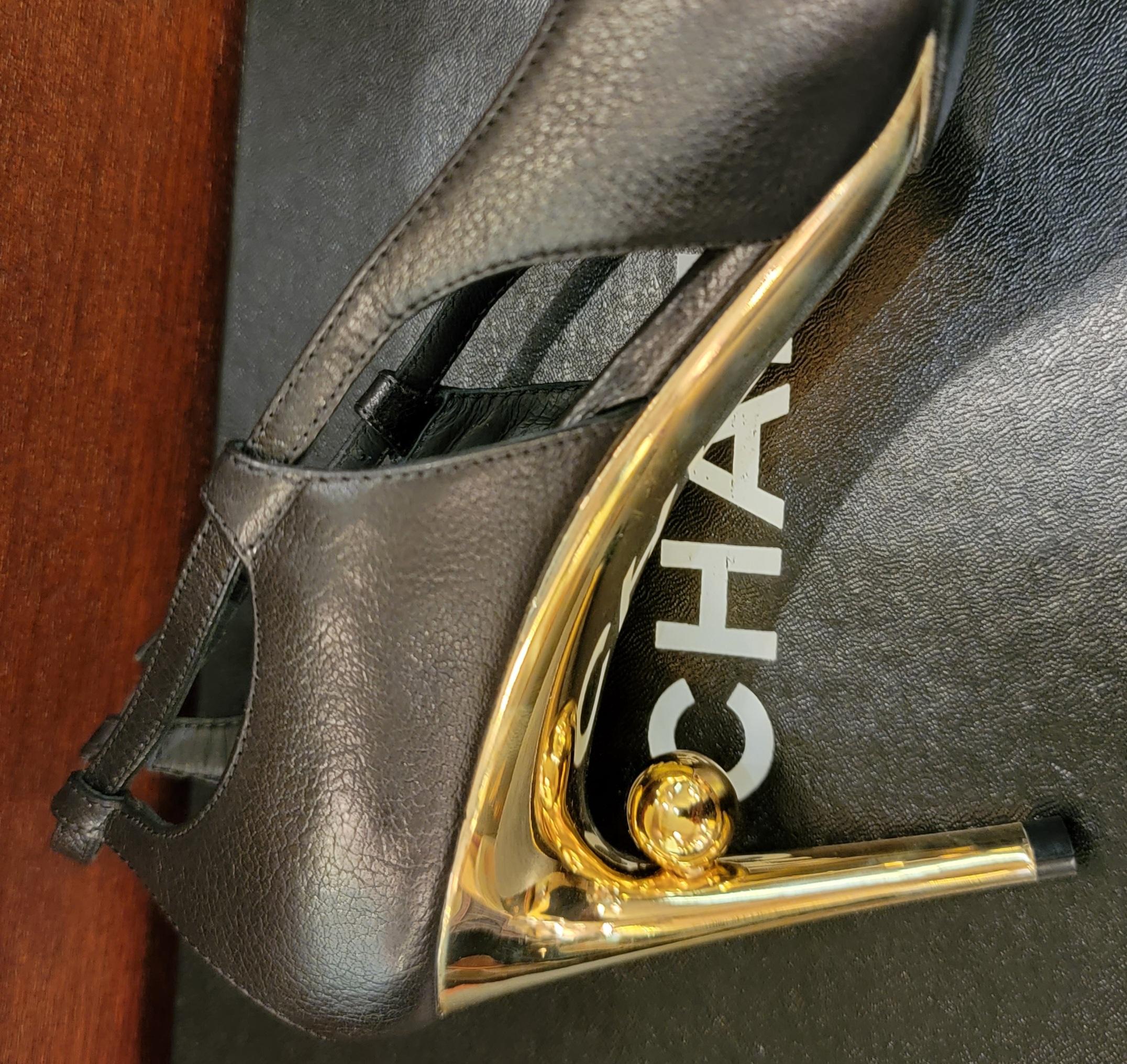 Chaussures Chanel authentiques à talons hauts en cuir avec accents dorés, taille 38,5 en vente 4