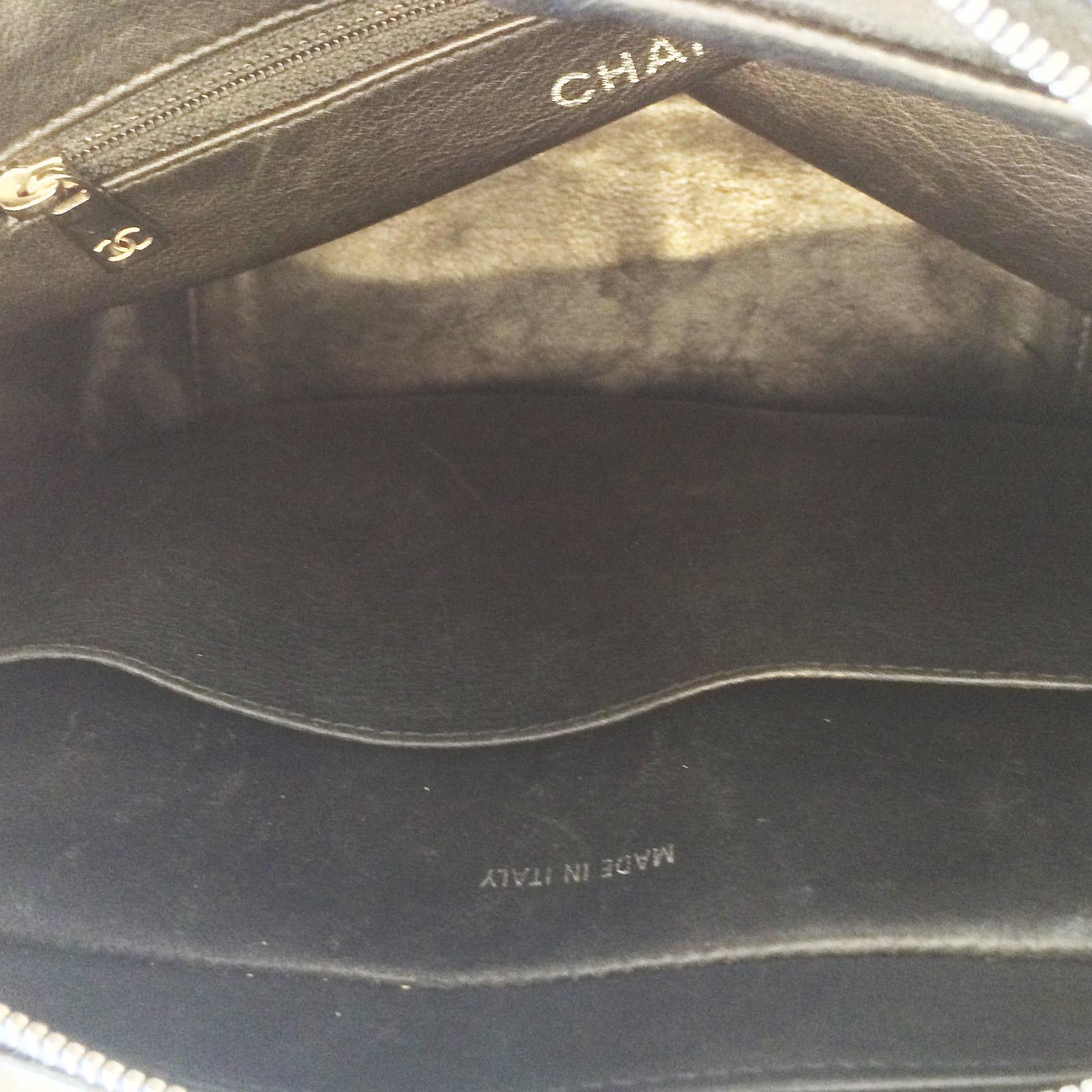 Authentic Chanel Vintage Shoulder Bag Handbag In Good Condition For Sale In Daylesford, Victoria