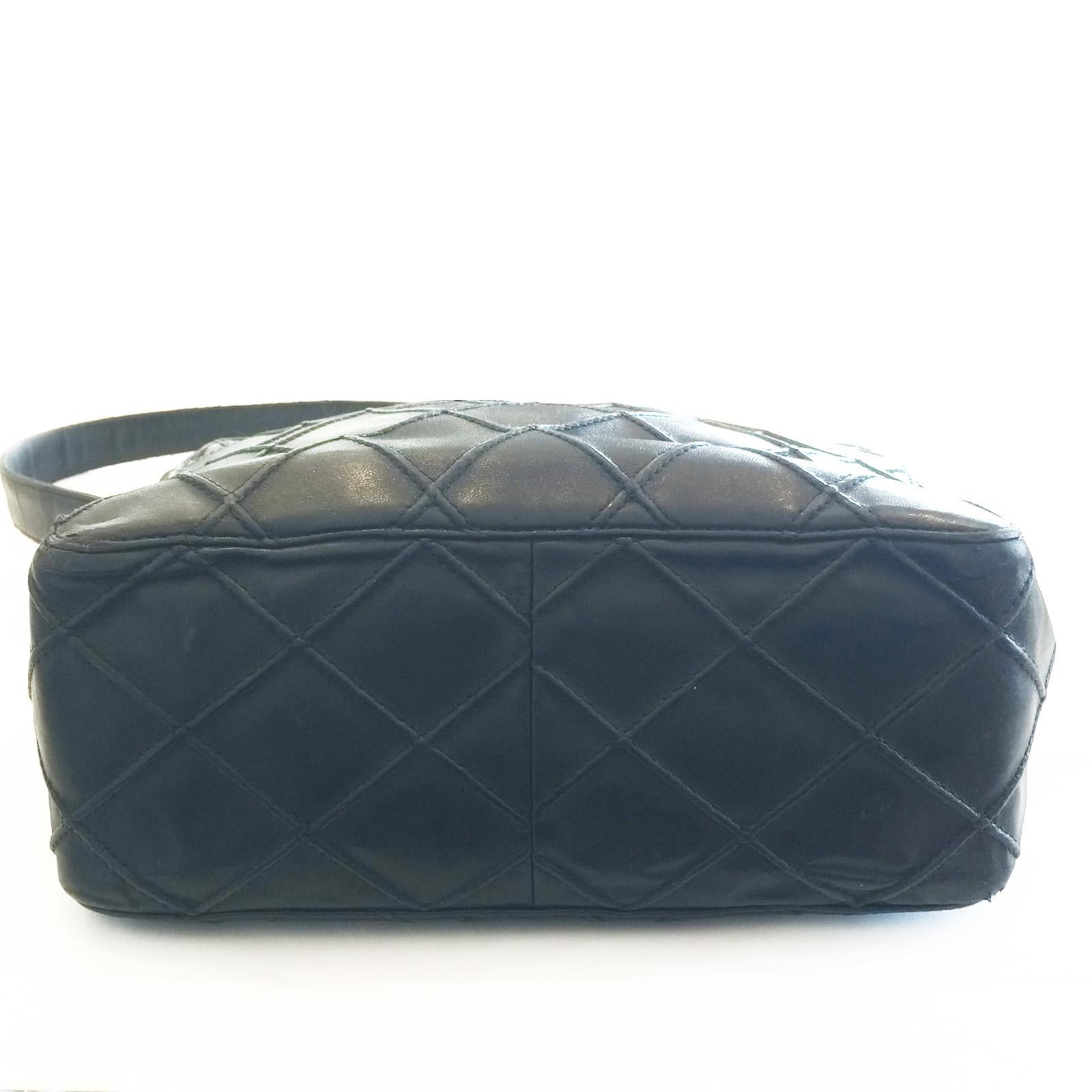 Women's Authentic Chanel Vintage Shoulder Bag Handbag For Sale