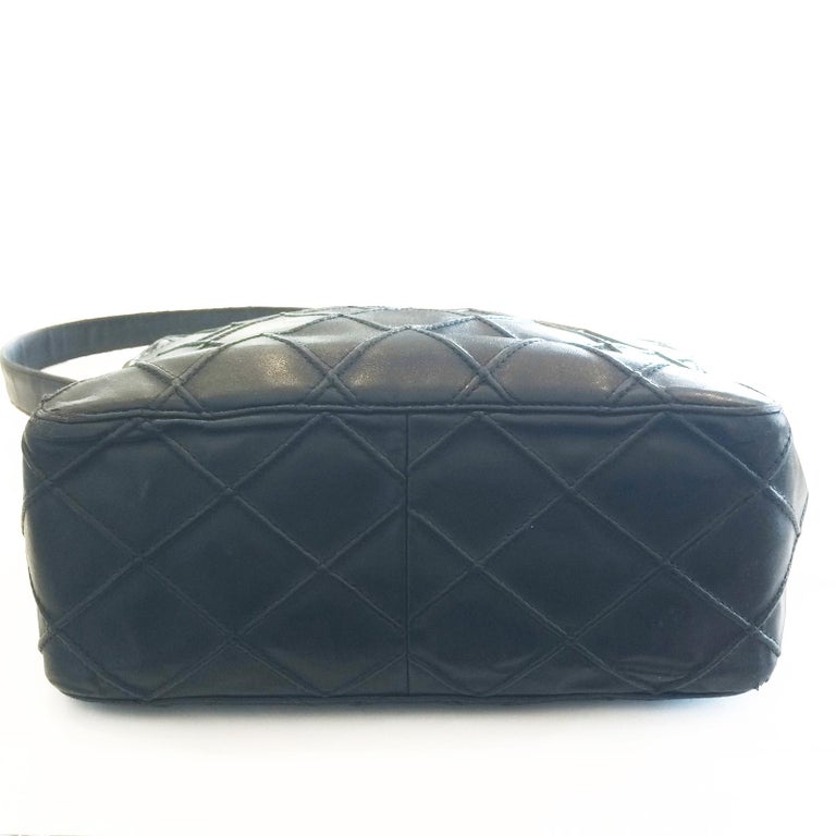 Authentic Chanel Vintage Shoulder Bag Handbag For Sale at 1stdibs