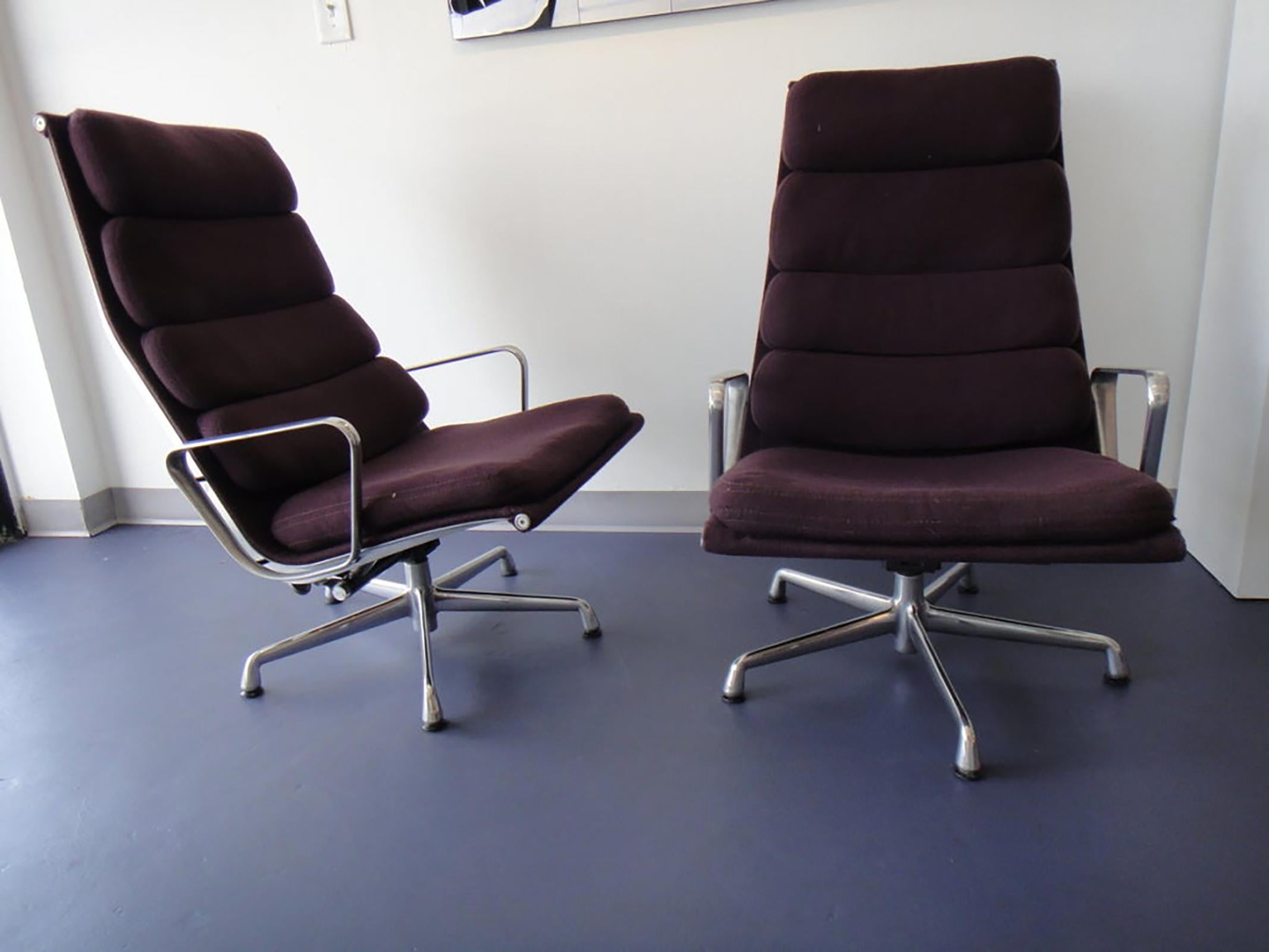Paire de chaises longues à rembourrage souple de la collection Aluminium Group, conçues par CHARLES &RAY EAMES et fabriquées par HERMAN MILLER.
Tissu violet foncé avec base en aluminium et mécanisme de pivotement et d'inclinaison