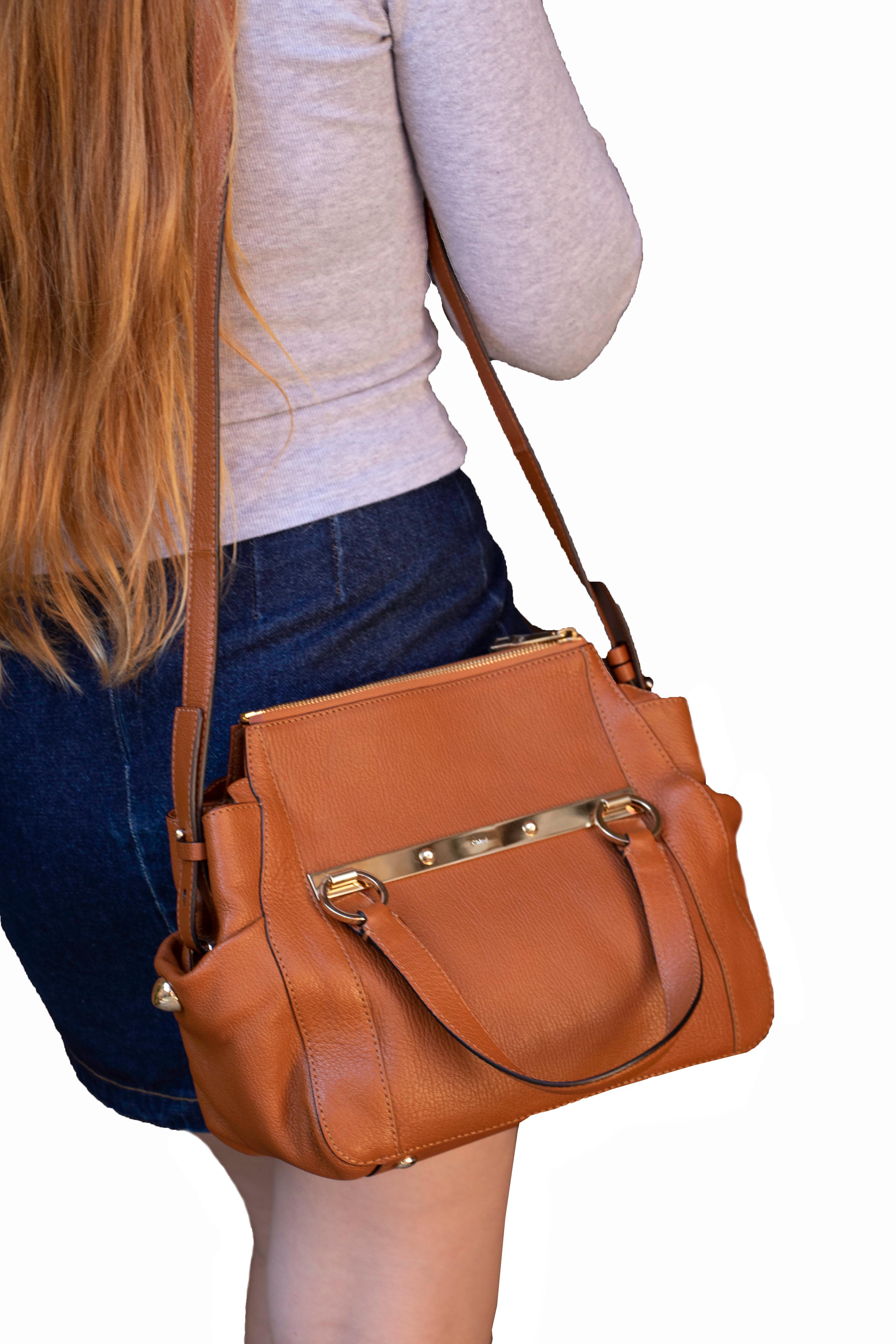 Authentische Chloe Brown Ziegenleder Handtasche mit Crossbody Strap im Zustand „Neu“ im Angebot in Carlsbad, CA