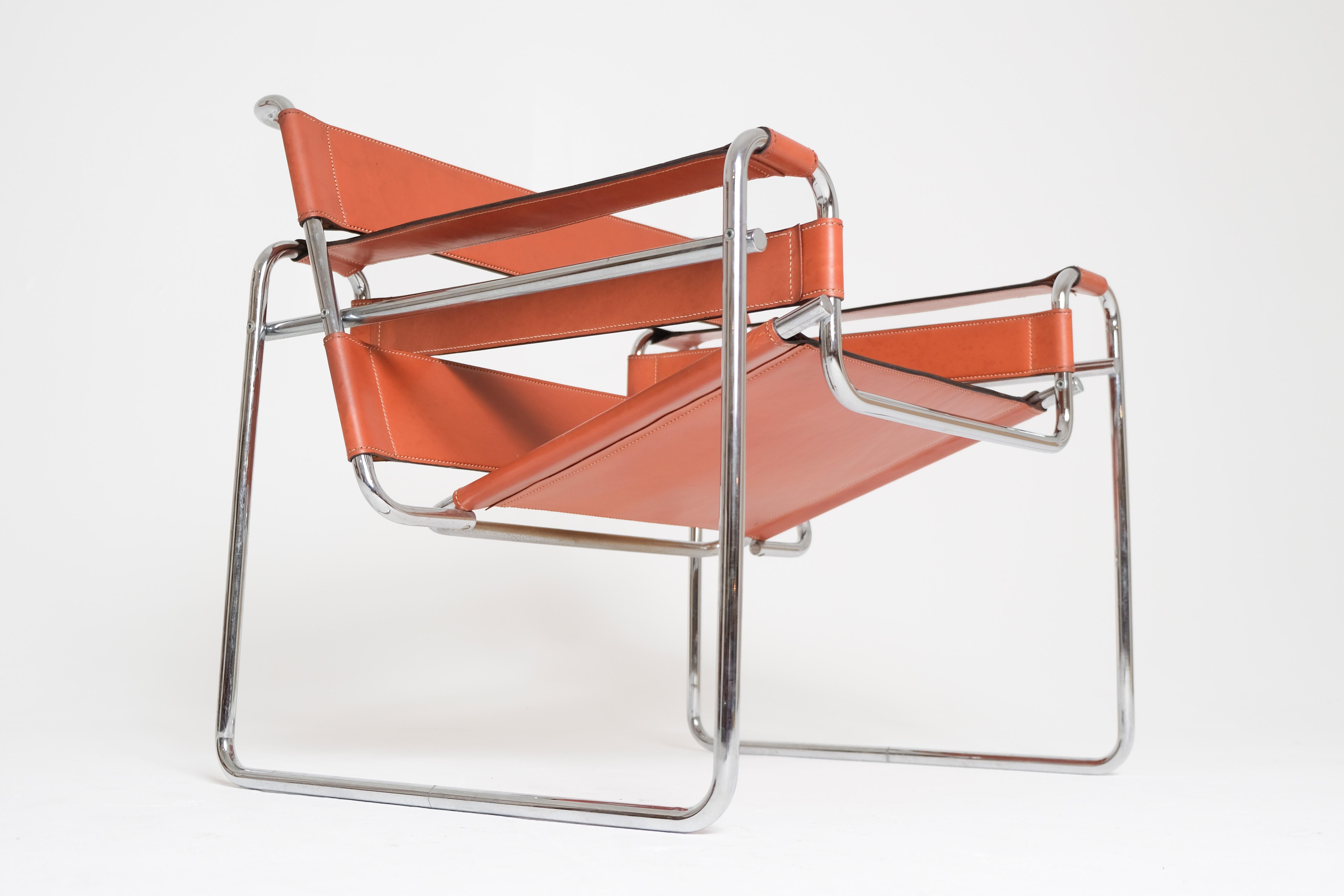 Authentic Cognac Wassily Chair by Marcel Breuer for Gavina, 1960’s en Bueno estado para la venta en Los Angeles, CA