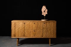 Comò scultoreo brutalista in rovere massiccio di Sergio Vulpe