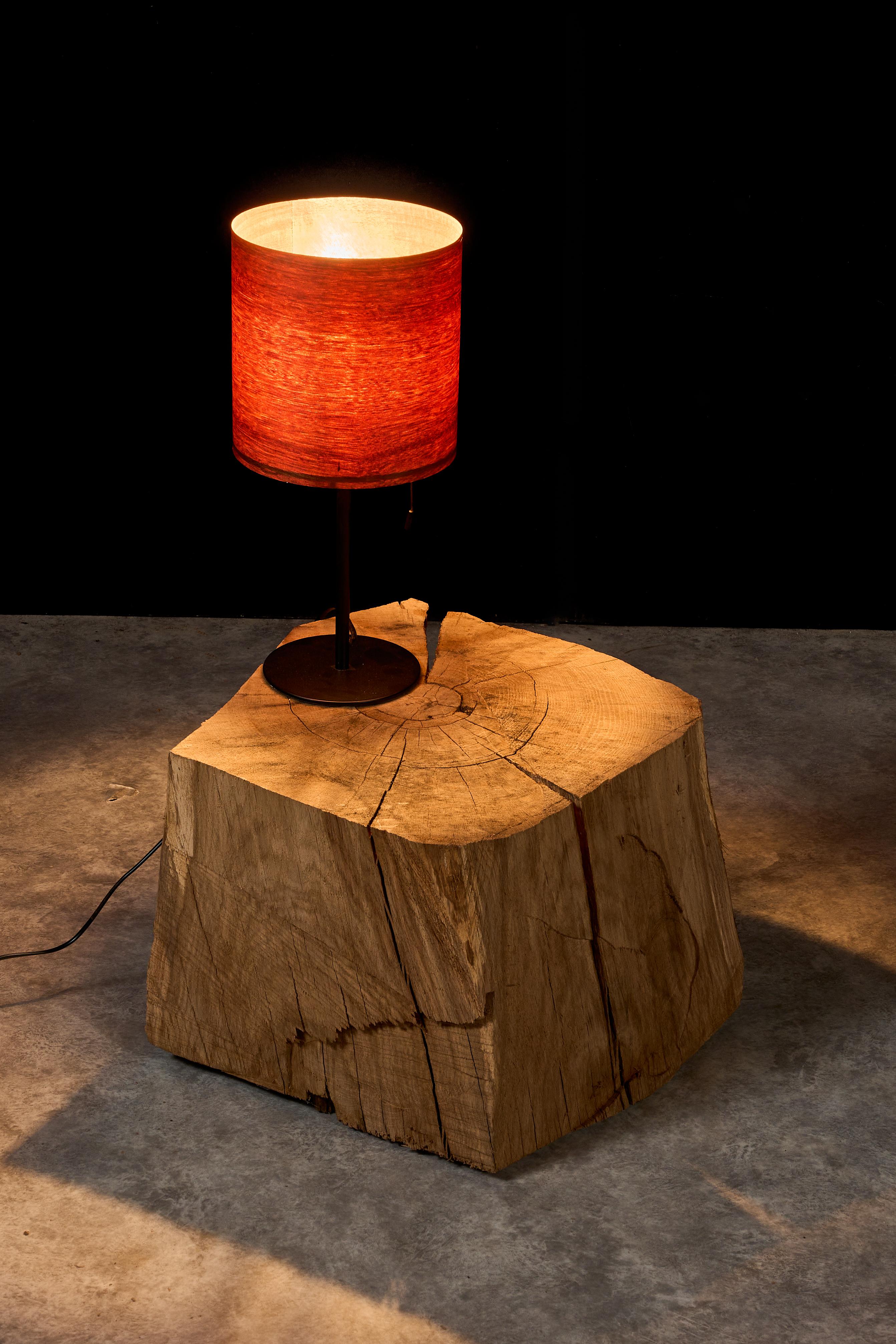 Authentischer Contemporary Brutalist Style Wood Beistelltisch aus massiver Eiche (Handgeschnitzt) im Angebot