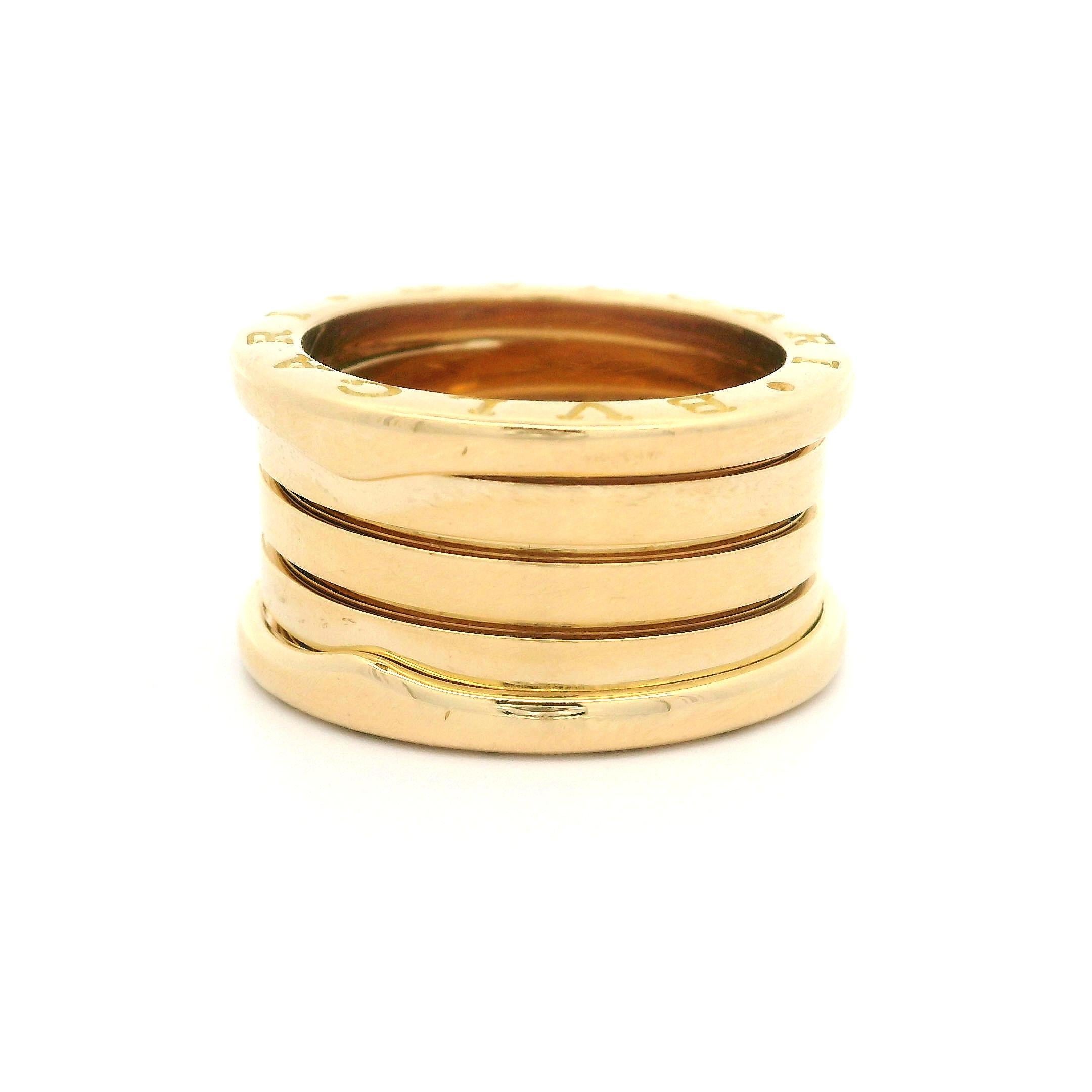 Materiale: oro giallo 18k
Peso: 11,15 grammi
Misura dell'anello: Si adatta a un dito di misura 5,5 (USA) - 52 (europeo) (montato sul dito, l'articolo NON può essere dimensionato).
Larghezza dell'anello: 11,7 mm (0,46