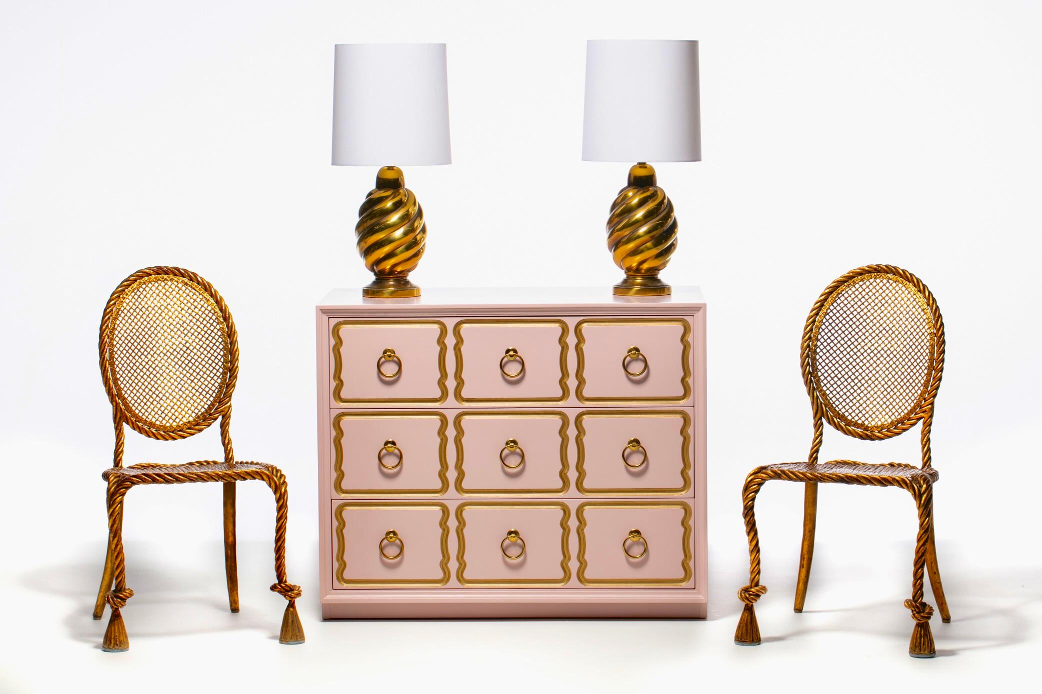 Questa elegante cassettiera a tre cassetti España di Dorothy Draper è senza dubbio il pezzo più iconico dell'arredamento Hollywood Regency del XX secolo. Sexy. Elegante. Estroso. Popolare oggi come negli anni Cinquanta, questa cassapanca España